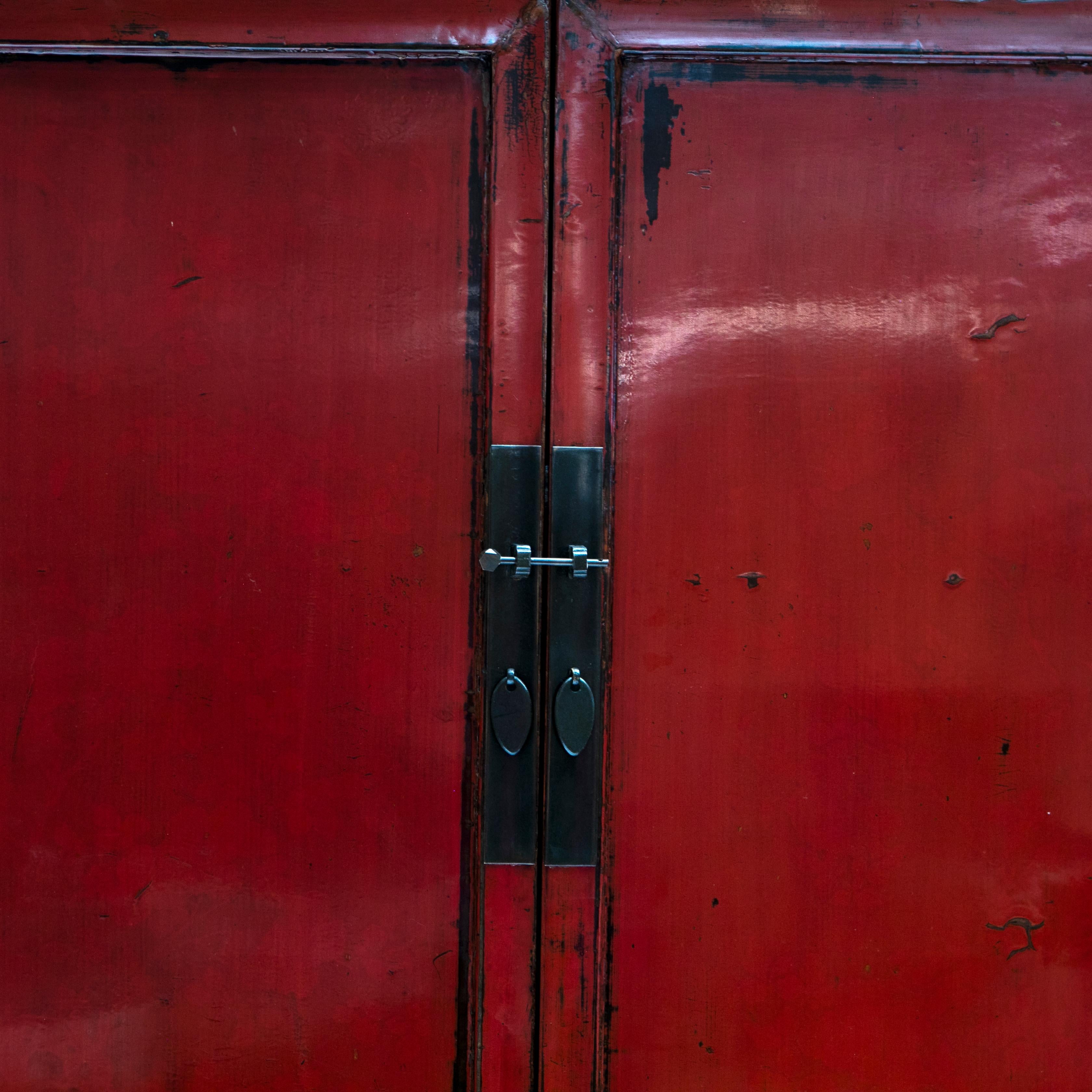 Chinois Paire d'armoires chinoises en laque rouge et noire en vente