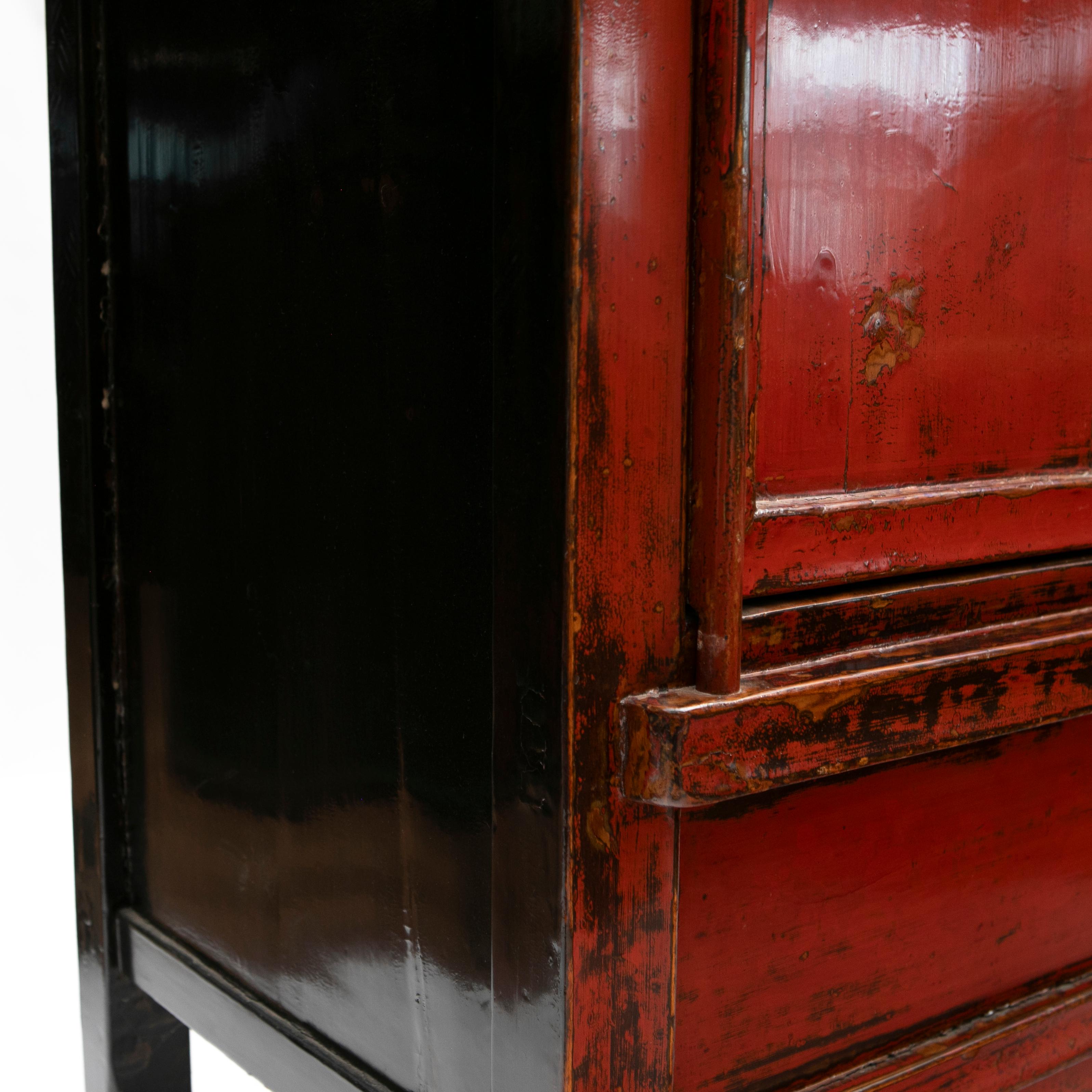 Laiton Paire d'armoires chinoises en laque rouge et noire en vente