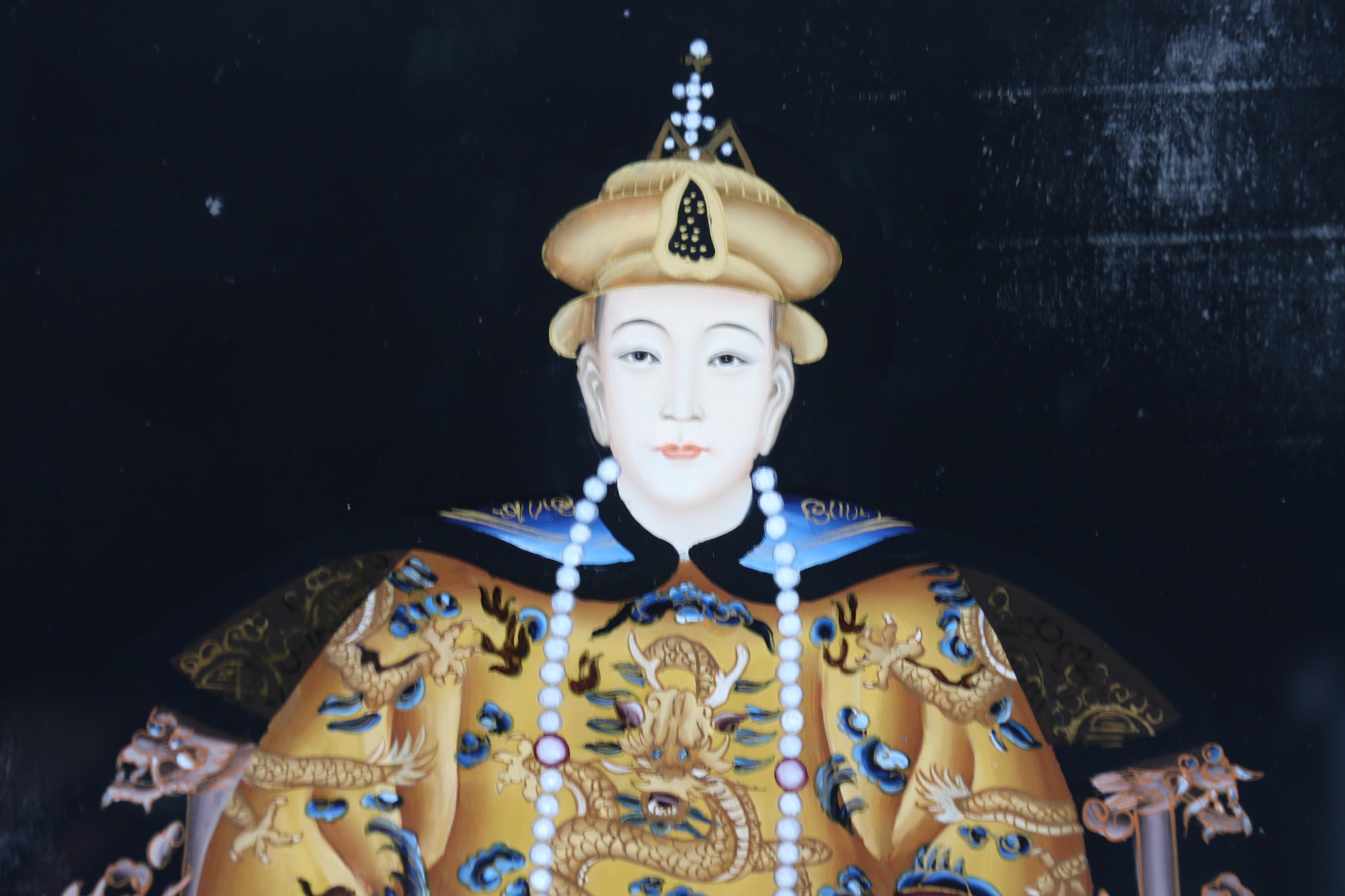 Ancienne paire de tableaux chinois peints à l'envers, l'empereur et l'impératrice C 1920 en vente 5