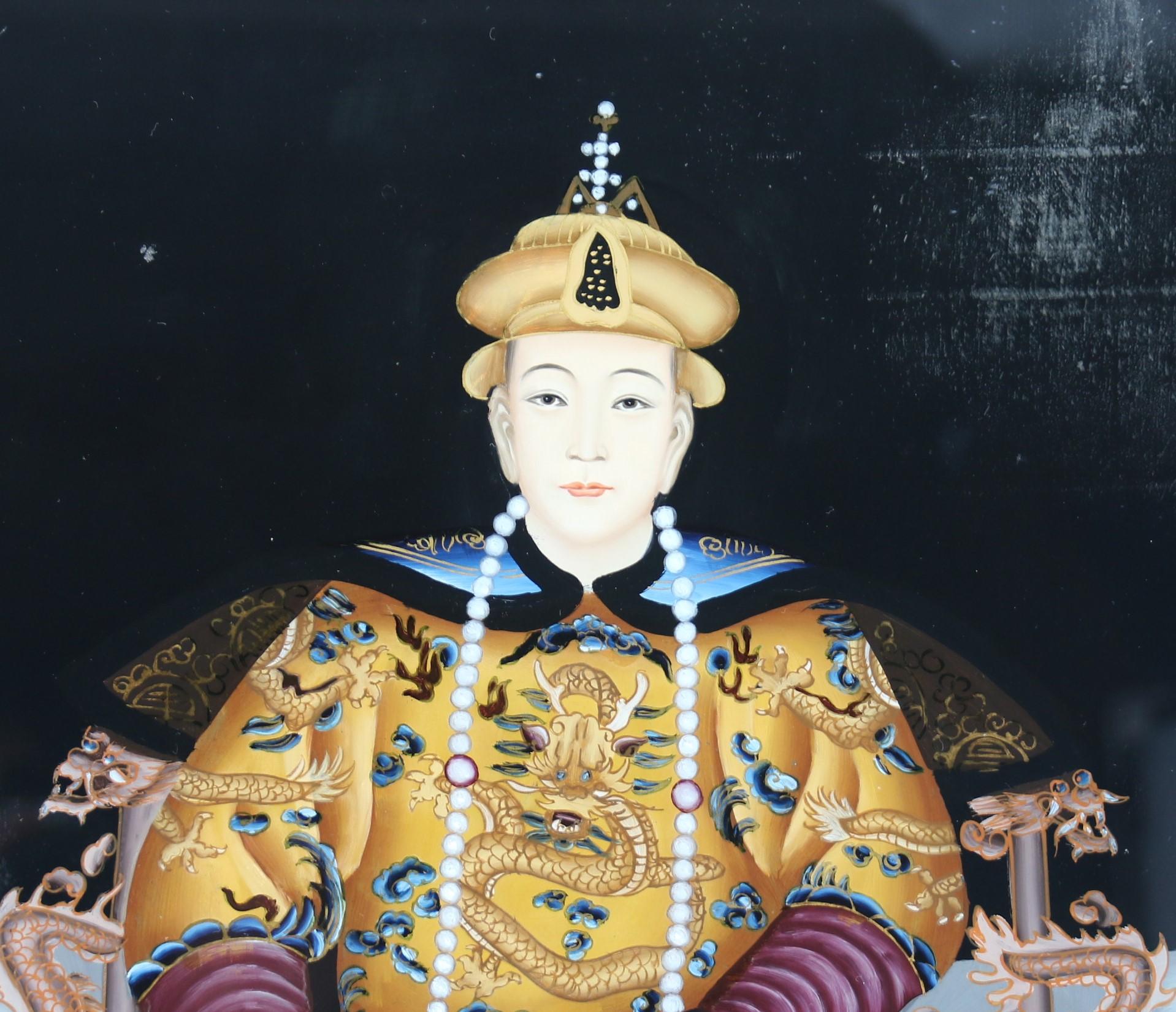 Ancienne paire de tableaux chinois peints à l'envers, l'empereur et l'impératrice C 1920 en vente 12