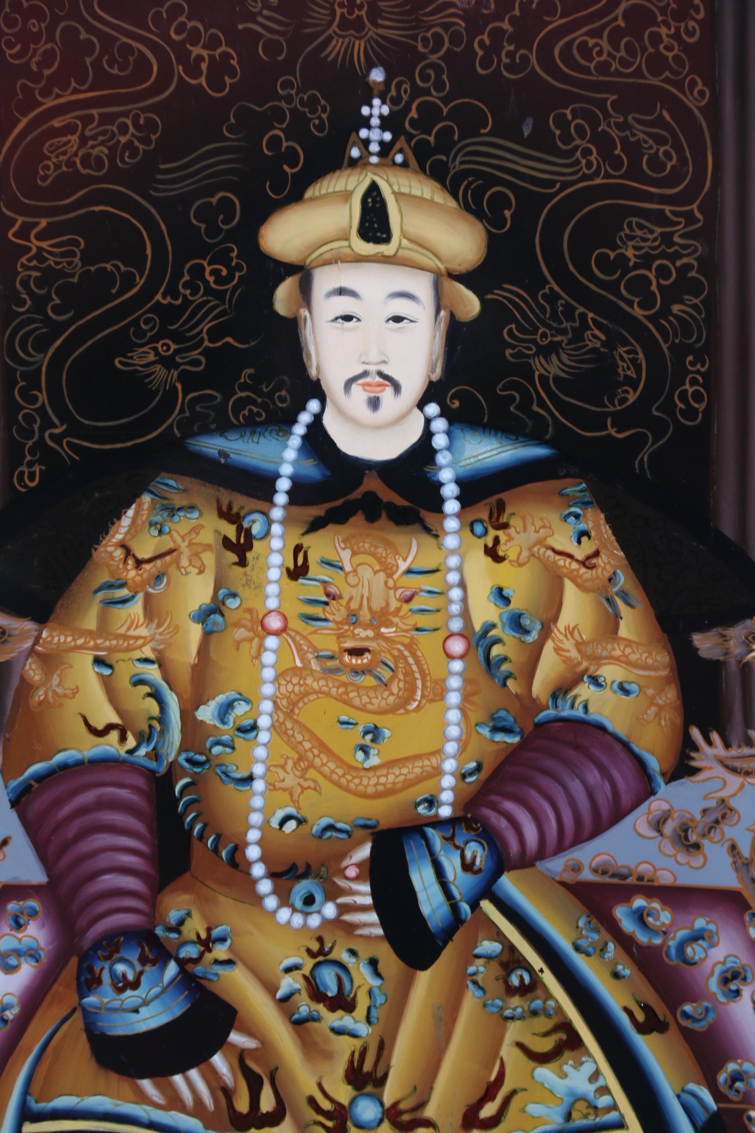 Chinois Ancienne paire de tableaux chinois peints à l'envers, l'empereur et l'impératrice C 1920 en vente