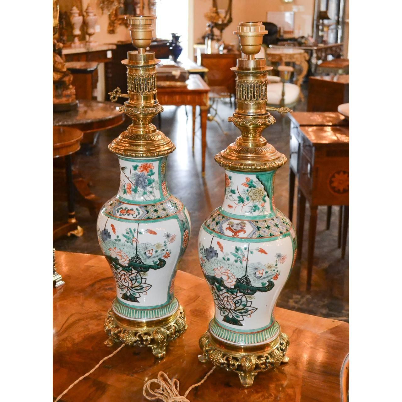 Antique Pair of Chinese Rose Medallion Porcelain Lamps In Good Condition In Dallas, TX