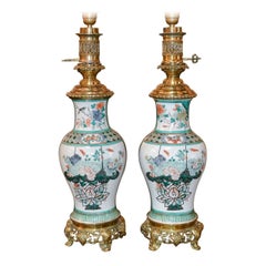 Paire de lampes chinoises anciennes en porcelaine à médaillons en forme de rose