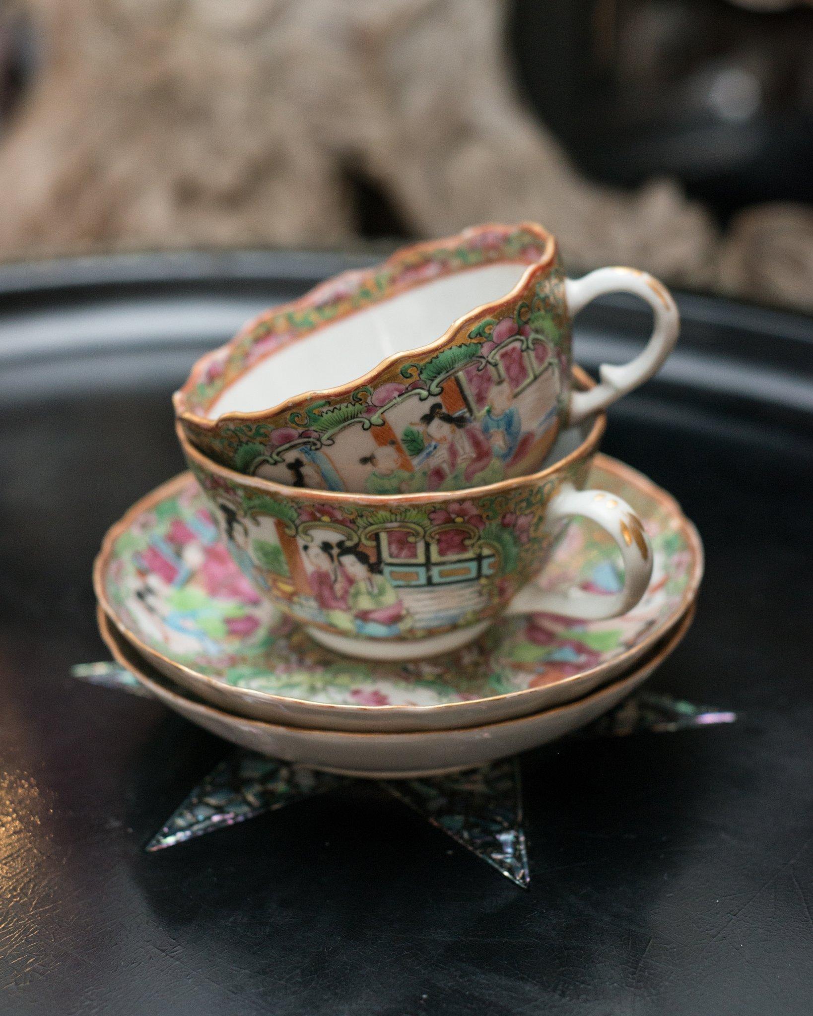 Antikes Paar chinesische Teebecher und Untertassen mit Rosenmedaillon (Asiatisch) im Angebot