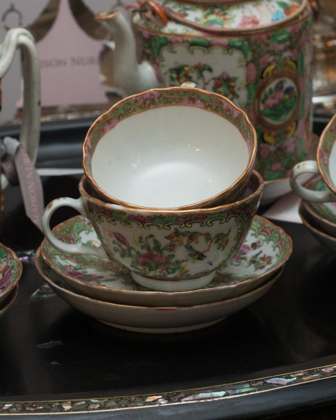 Antikes Paar chinesische Teebecher und Untertassen mit Rosenmedaillon im Zustand „Gut“ im Angebot in Toronto, ON