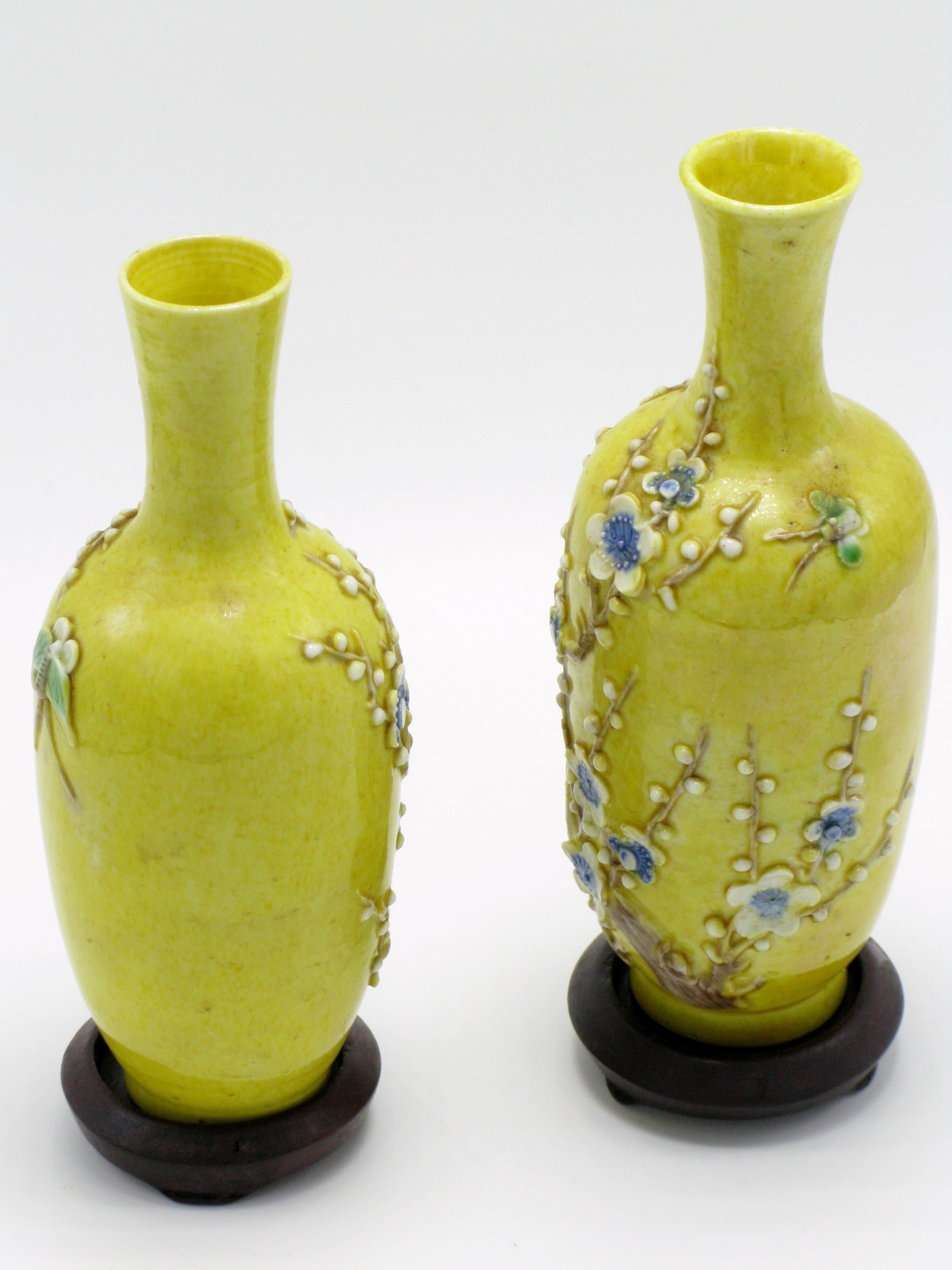 Antikes Paar chinesischer Gelbgrund-Porzellan-Miniaturvasen, antik (Chinoiserie) im Angebot