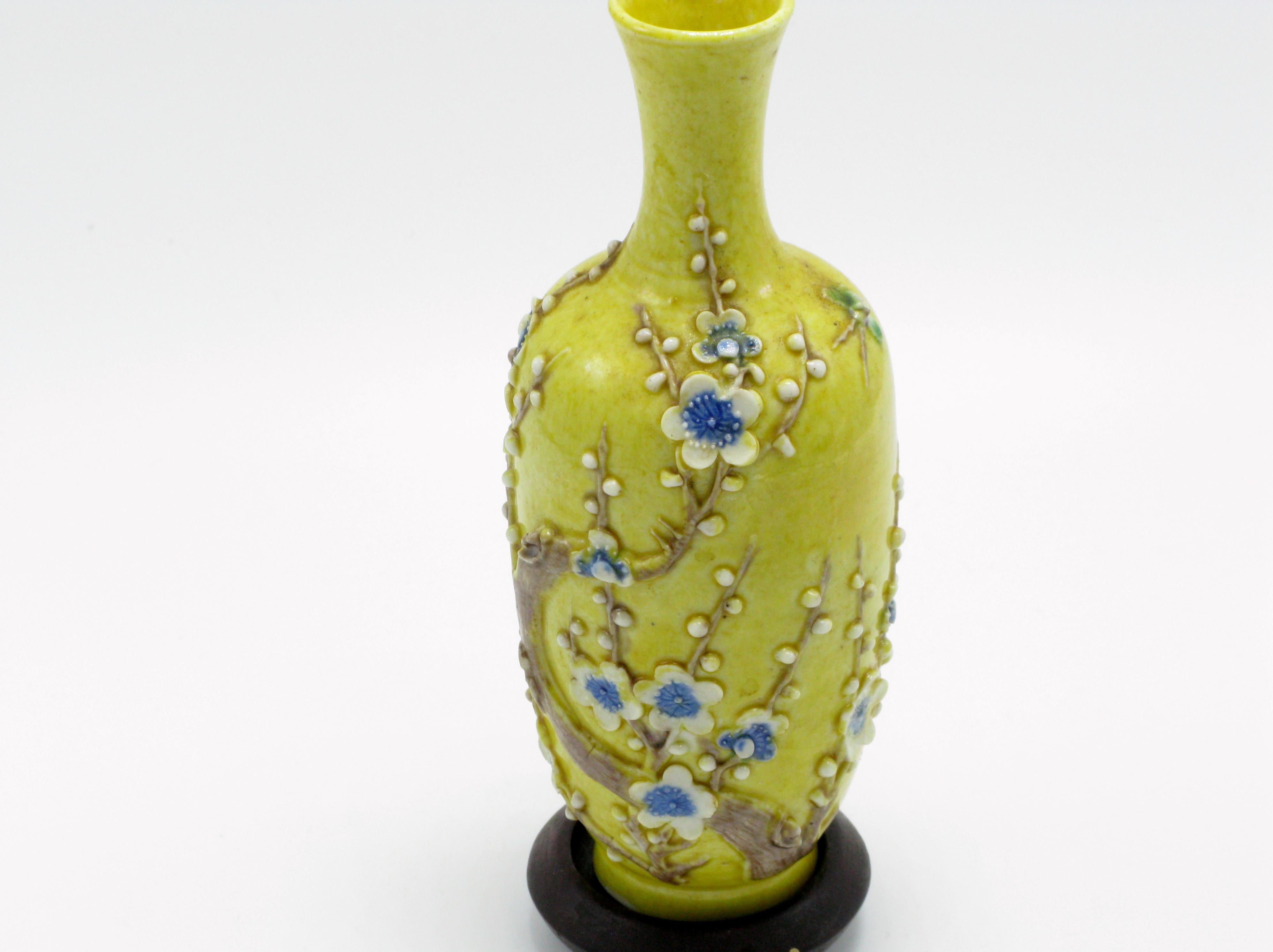 Chinois Ancienne paire de vases miniatures chinois en porcelaine à fond jaune en vente