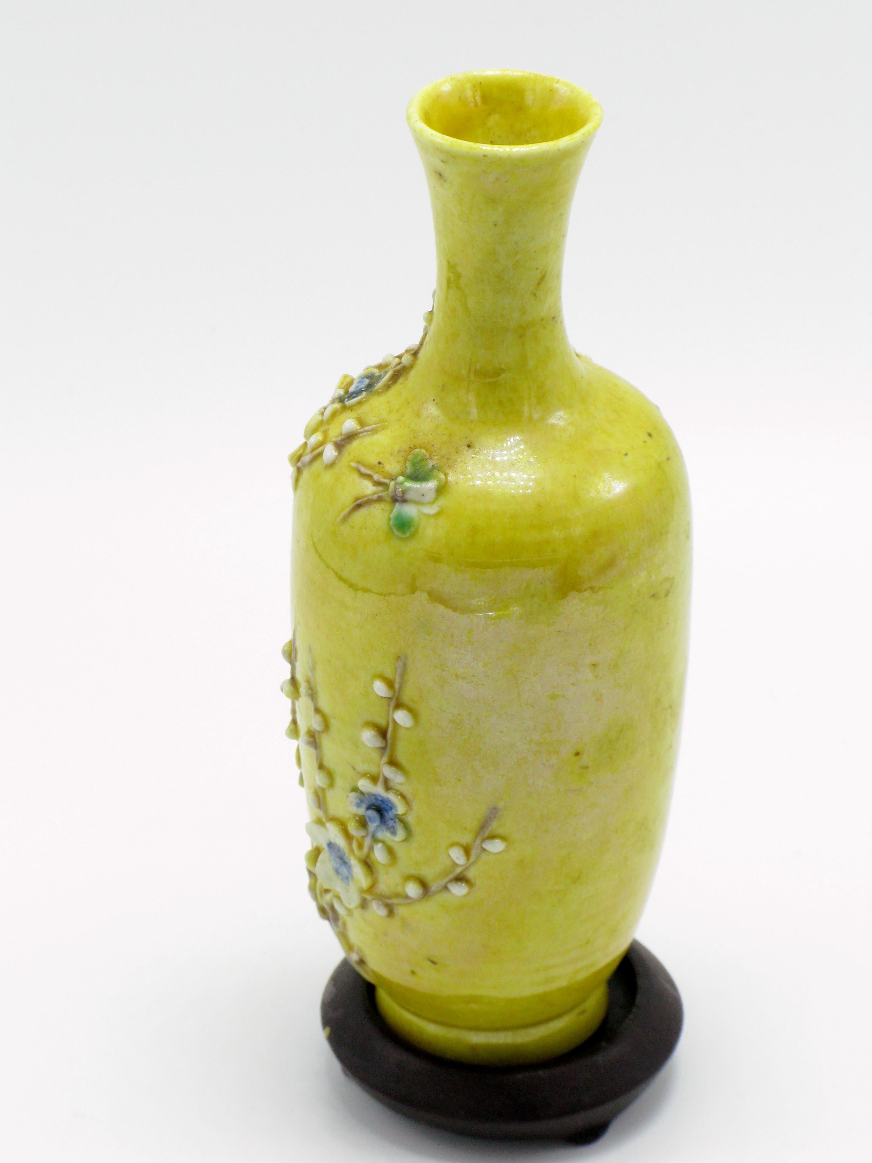 Fait main Ancienne paire de vases miniatures chinois en porcelaine à fond jaune en vente