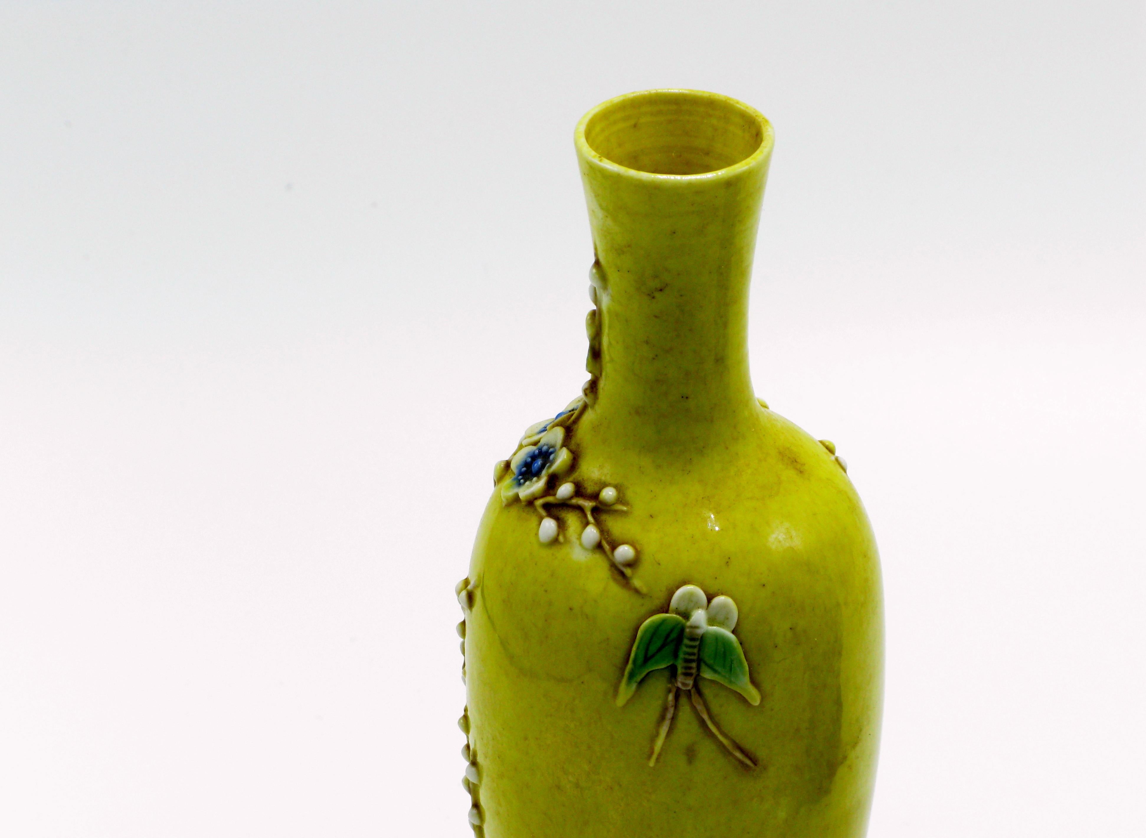 Ancienne paire de vases miniatures chinois en porcelaine à fond jaune Bon état - En vente à New York, NY