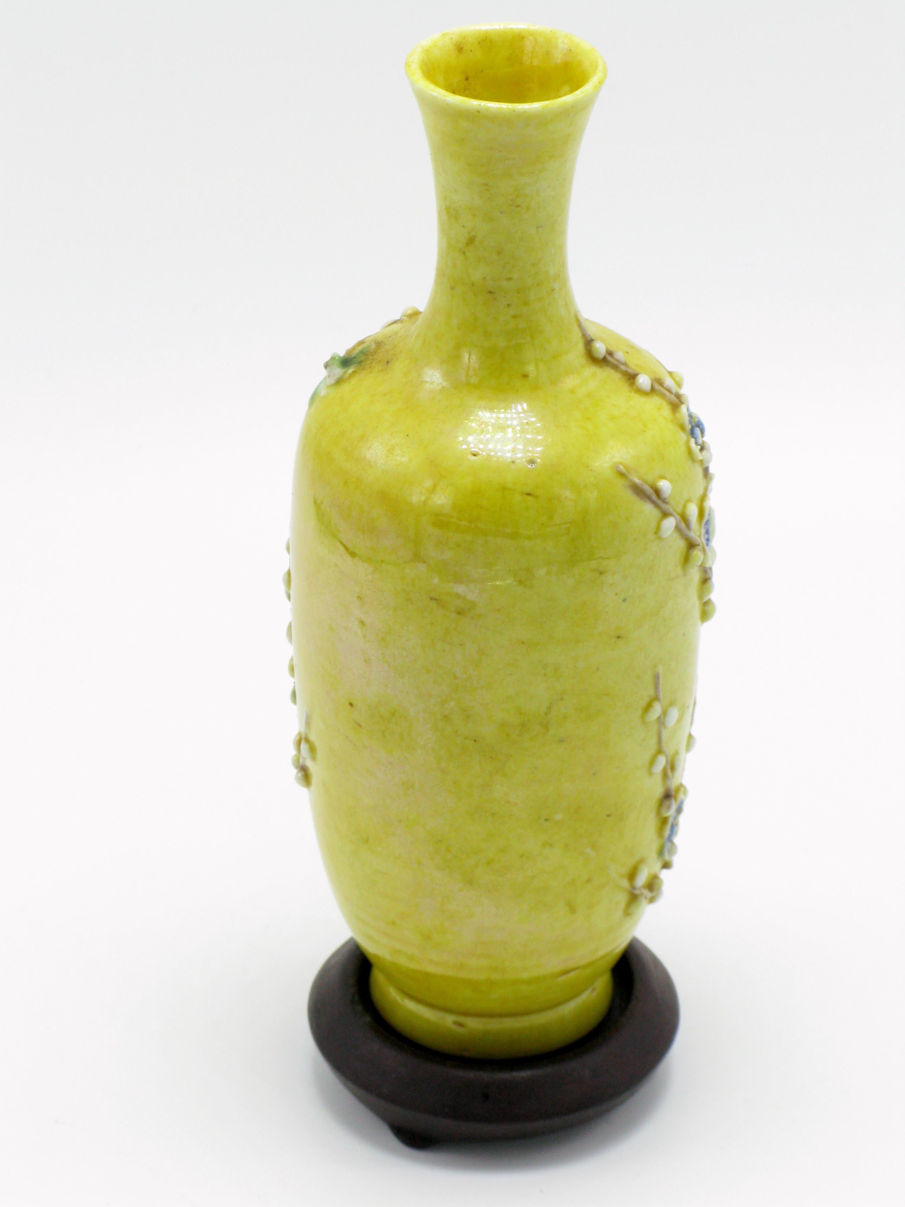 Antikes Paar chinesischer Gelbgrund-Porzellan-Miniaturvasen, antik (20. Jahrhundert) im Angebot