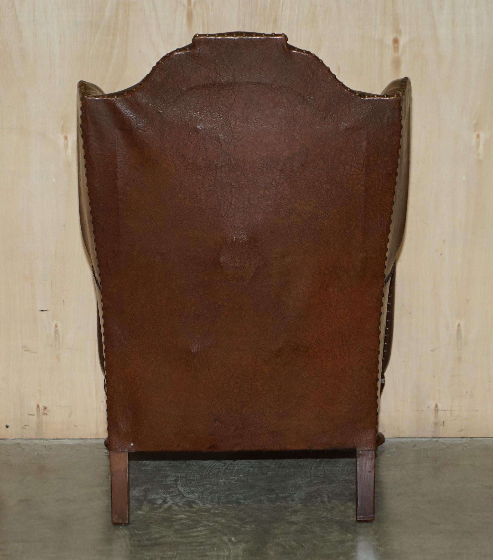Antiquité - Paire de fauteuils à dossier arrière à pieds sculptés William Morris, circa 1880 en vente 9