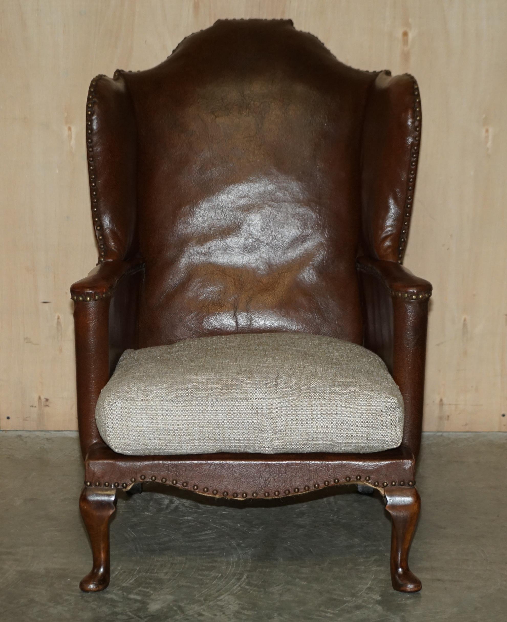 Antiquité - Paire de fauteuils à dossier arrière à pieds sculptés William Morris, circa 1880 en vente 11