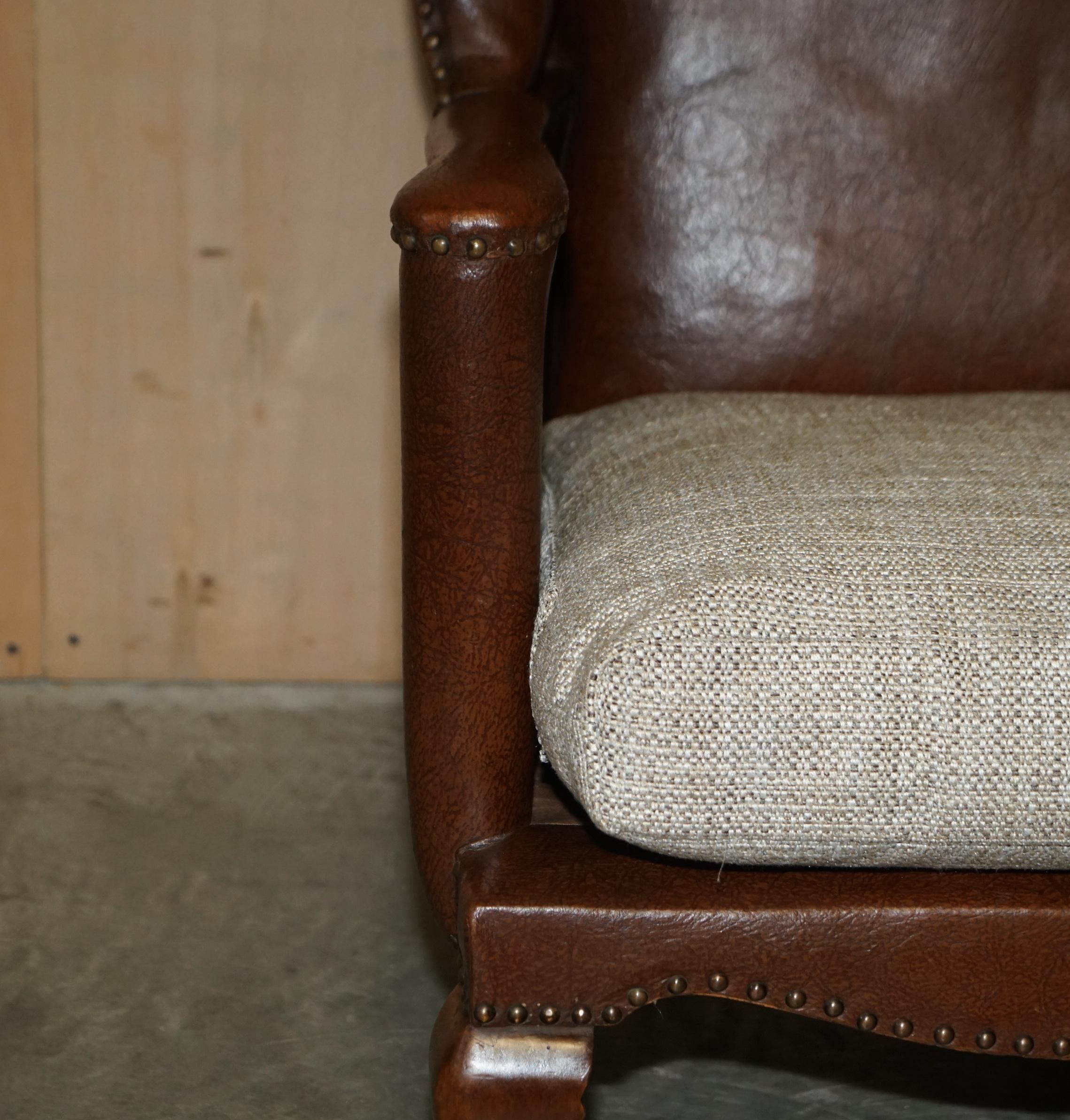 Tissu d'ameublement Antiquité - Paire de fauteuils à dossier arrière à pieds sculptés William Morris, circa 1880 en vente