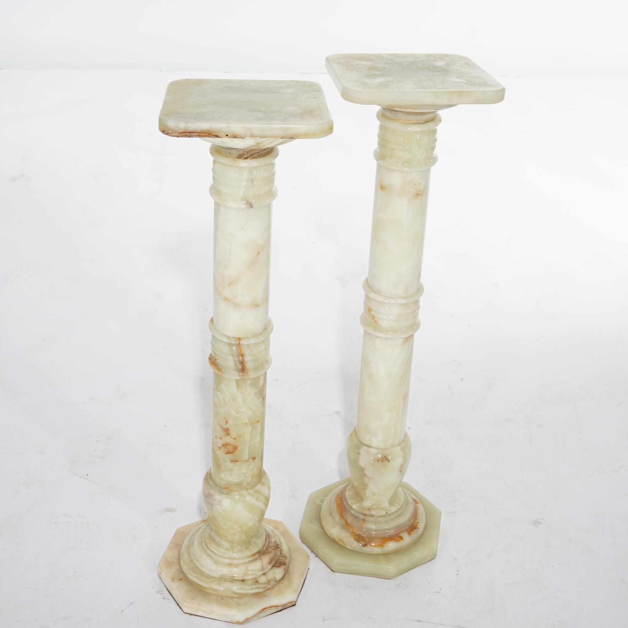 Antikes Paar klassischer geschnitzter Onyx-Skulpturen-Sockel aus dem frühen 20. Jahrhundert im Zustand „Gut“ im Angebot in Big Flats, NY