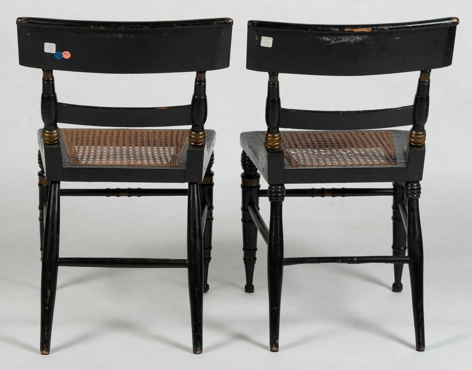 Antikes Paar klassisch bemalter und verzierter Beistellstühle, CIRCA 1840 (Amerikanische Klassik) im Angebot