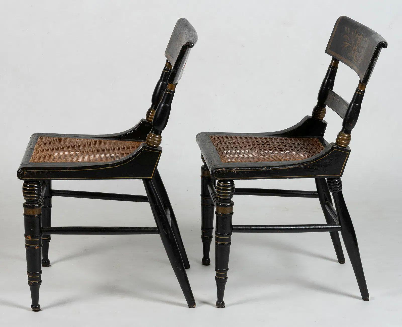 Antikes Paar klassisch bemalter und verzierter Beistellstühle, CIRCA 1840 (amerikanisch) im Angebot