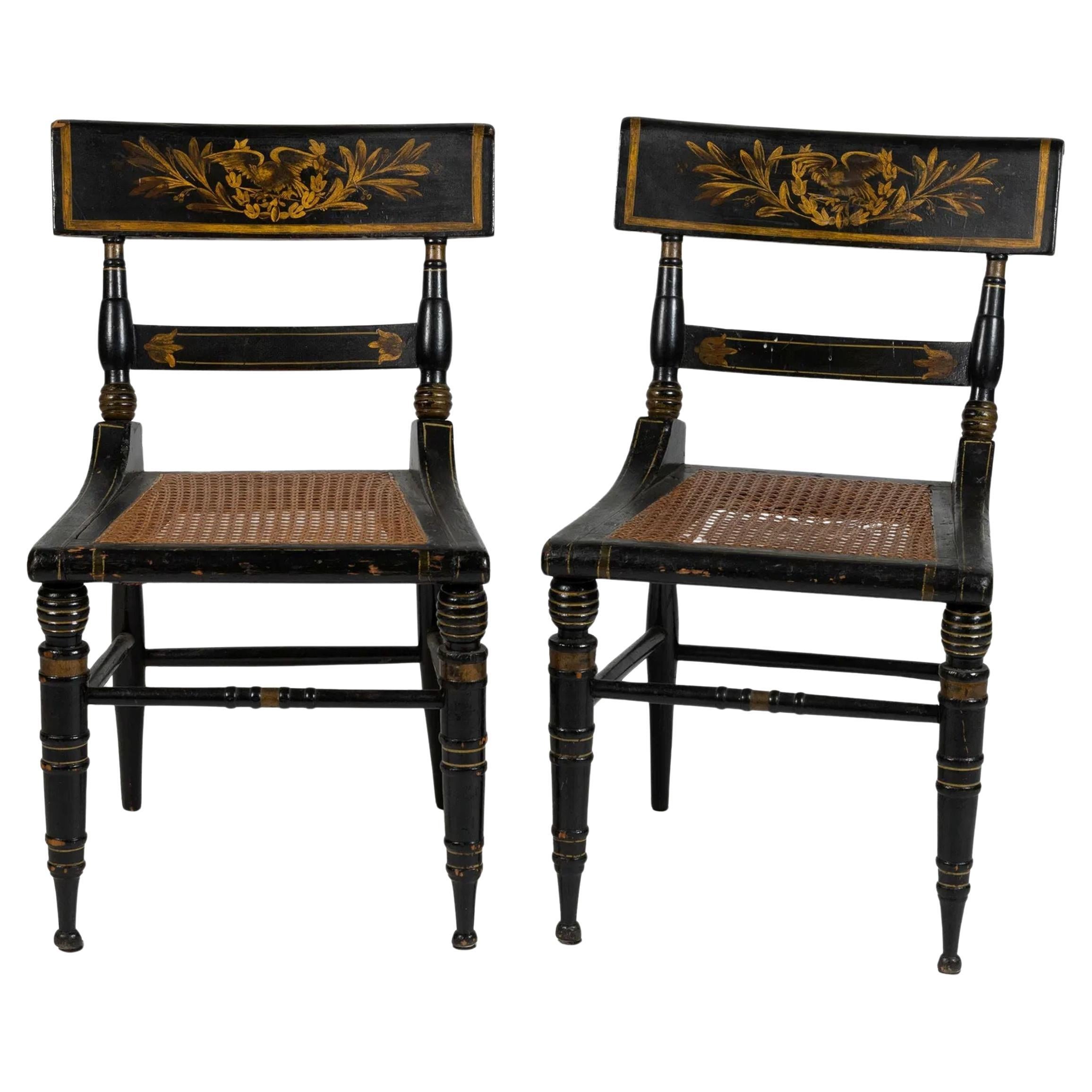 Pareja de sillas auxiliares clásicas decoradas con pintura, circa 1840