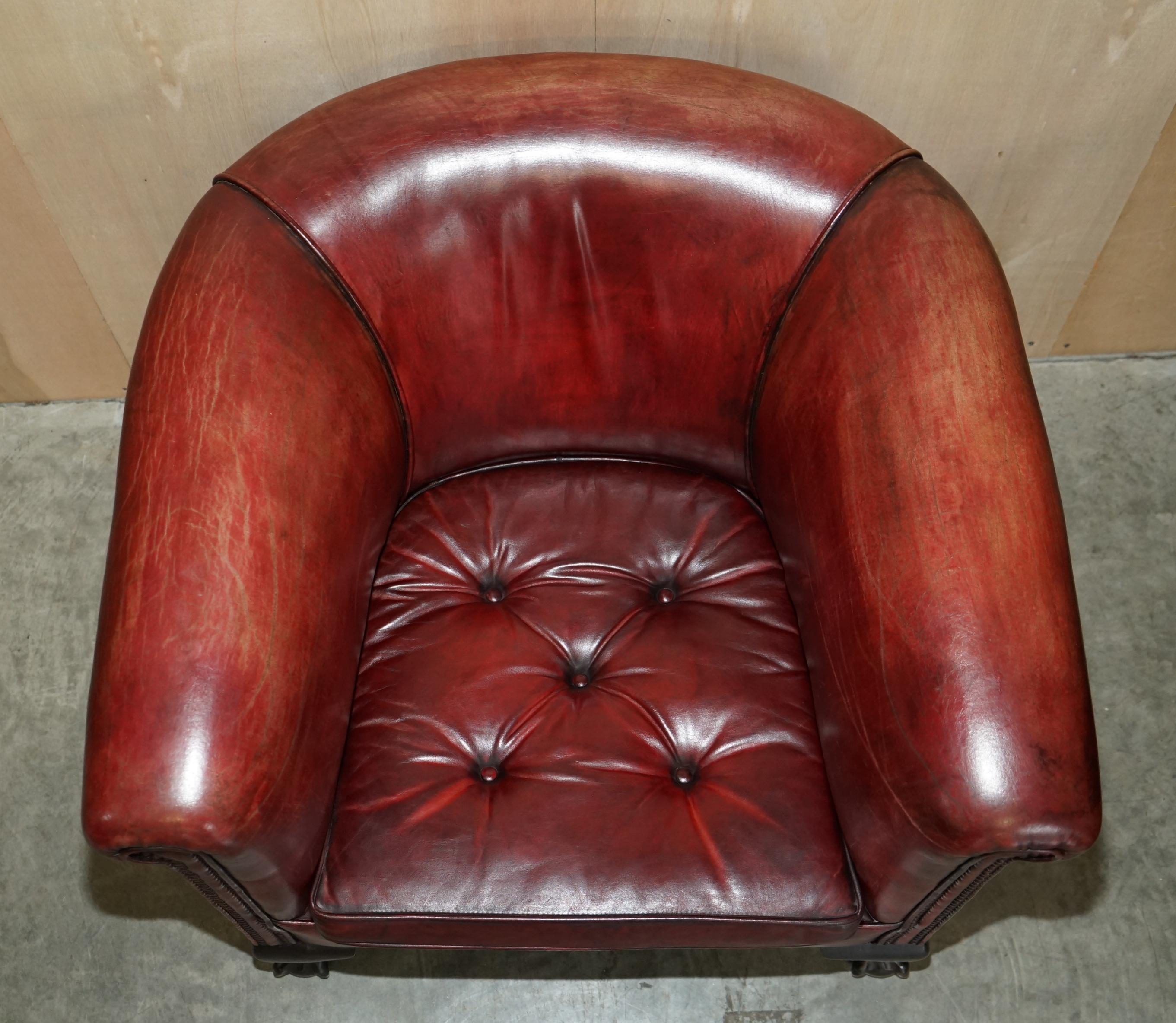 Cuir Antique Paire de fauteuils club en cuir à pieds griffes et Ball and Ball Coussins Chippendale en vente