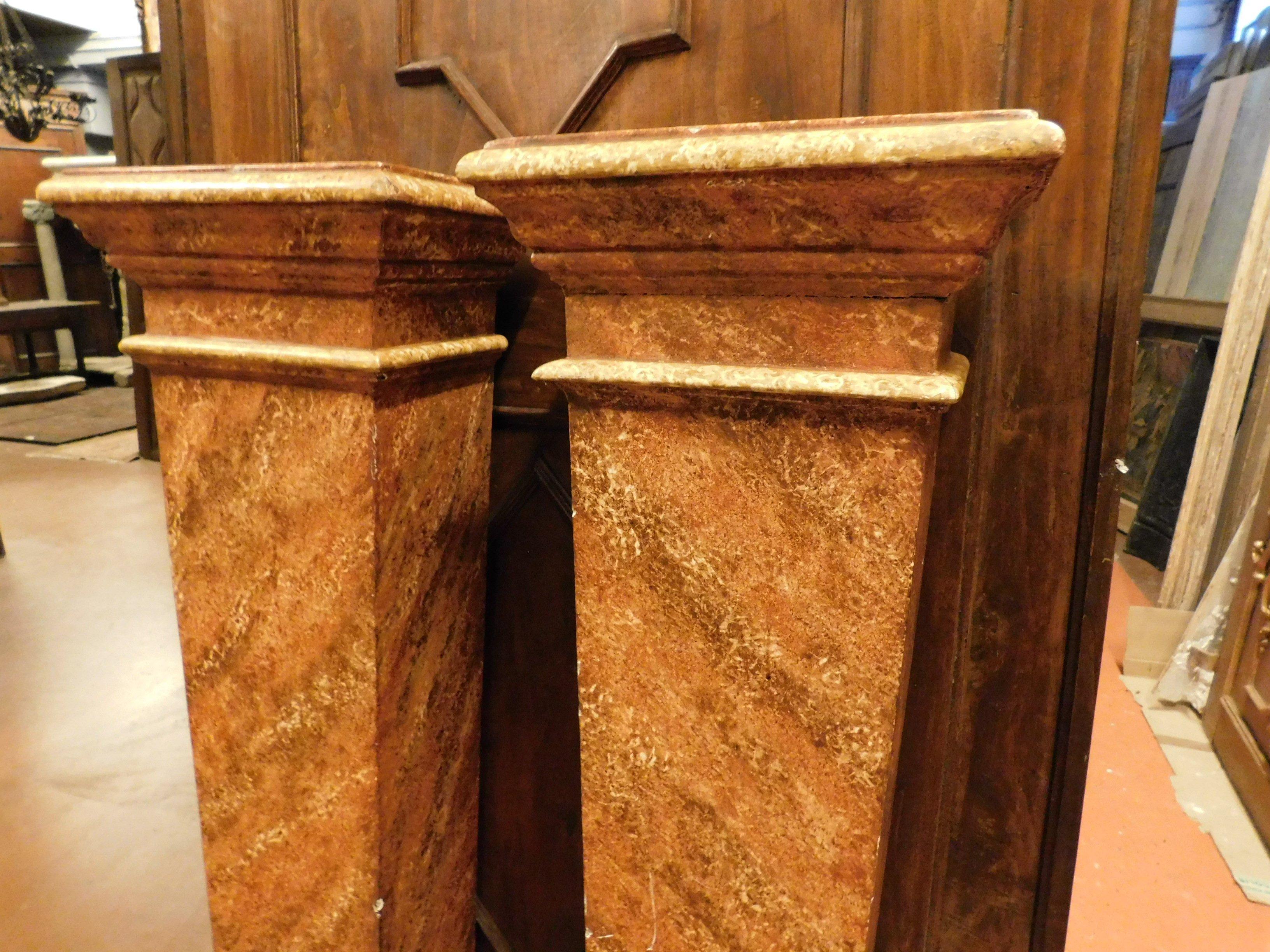 Antikes Paar Säulen aus lackiertem orangefarbenem Imitation-Marmor, 1800, Italien im Zustand „Gut“ im Angebot in Cuneo, Italy (CN)