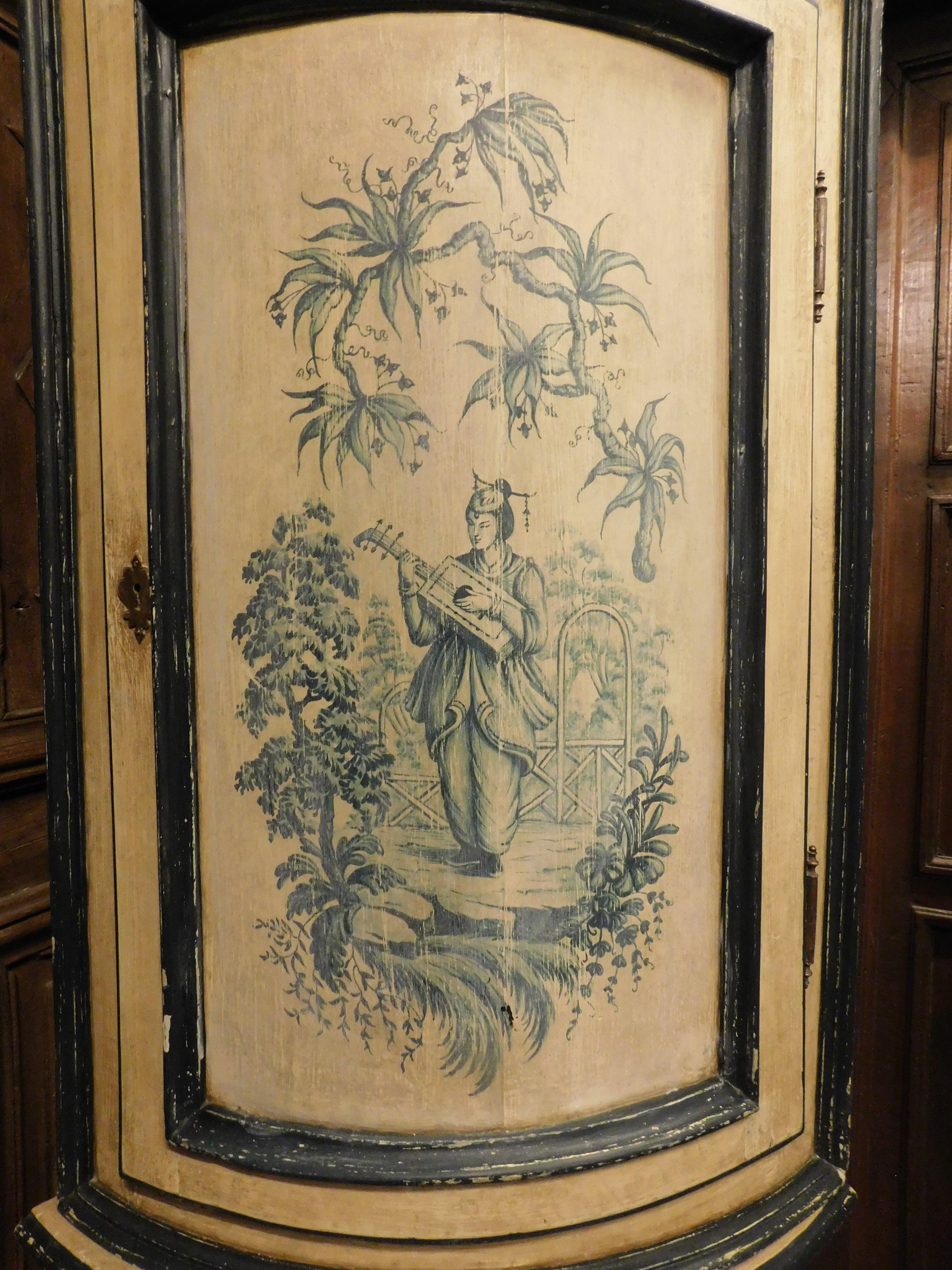Paire d'armoires d'angle anciennes en bois laqué avec chinoiserie, 18ème siècle en vente 3