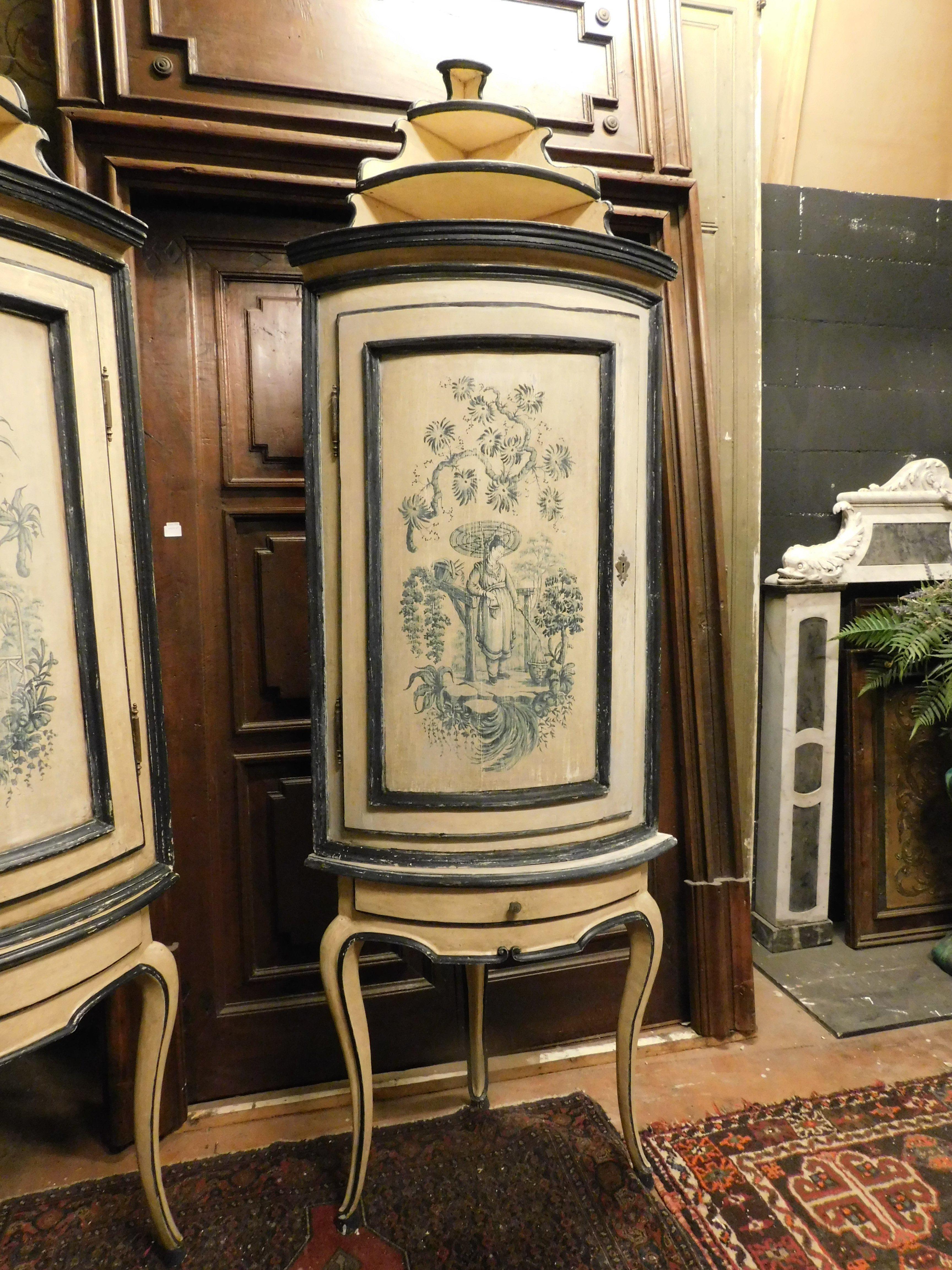 Antique Pair of Corner Cabinets in Lacquered Wood with chinoiserie, 18th Century For Sale 4