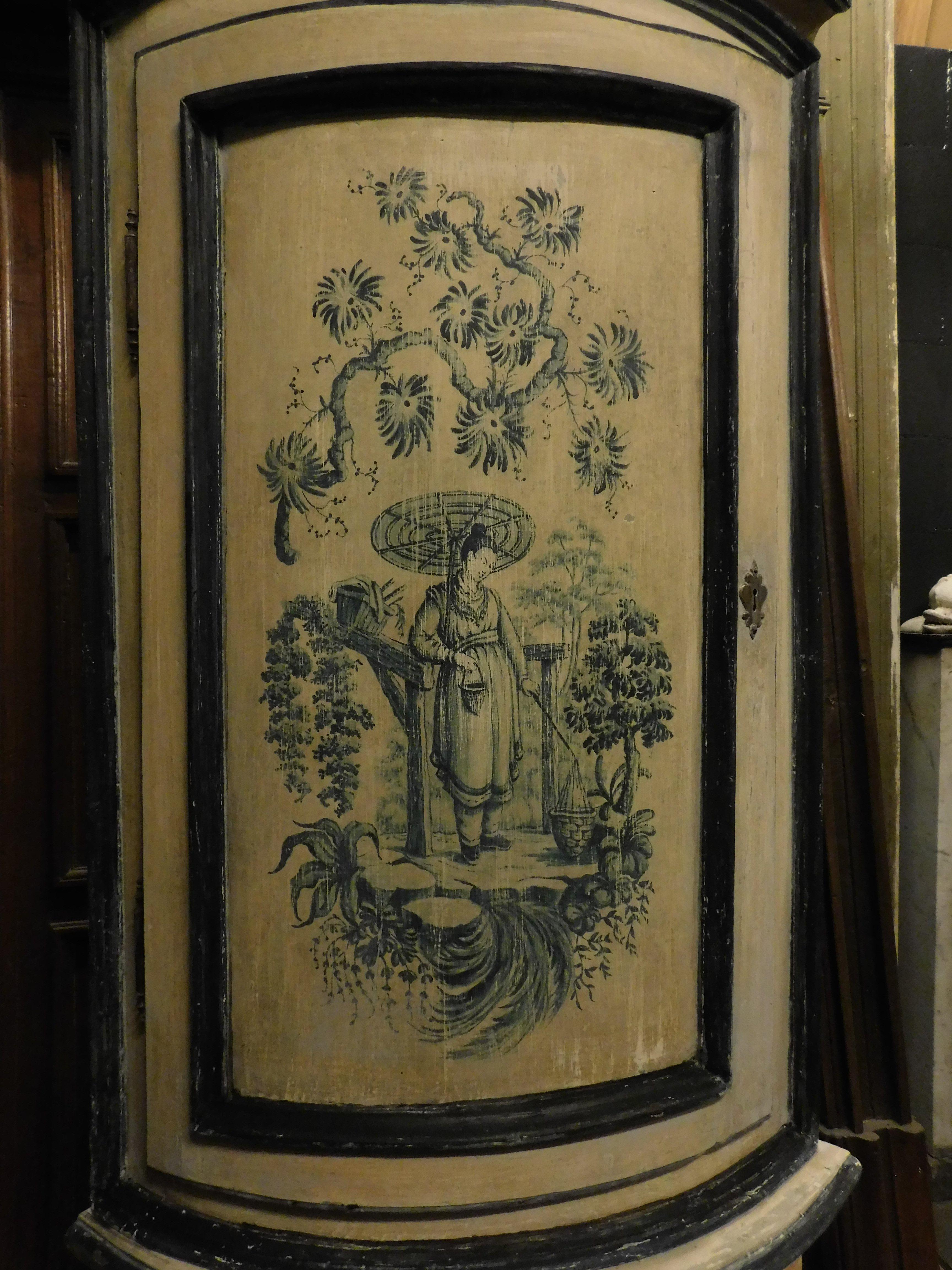 Paire d'armoires d'angle anciennes en bois laqué avec chinoiserie, 18ème siècle en vente 5