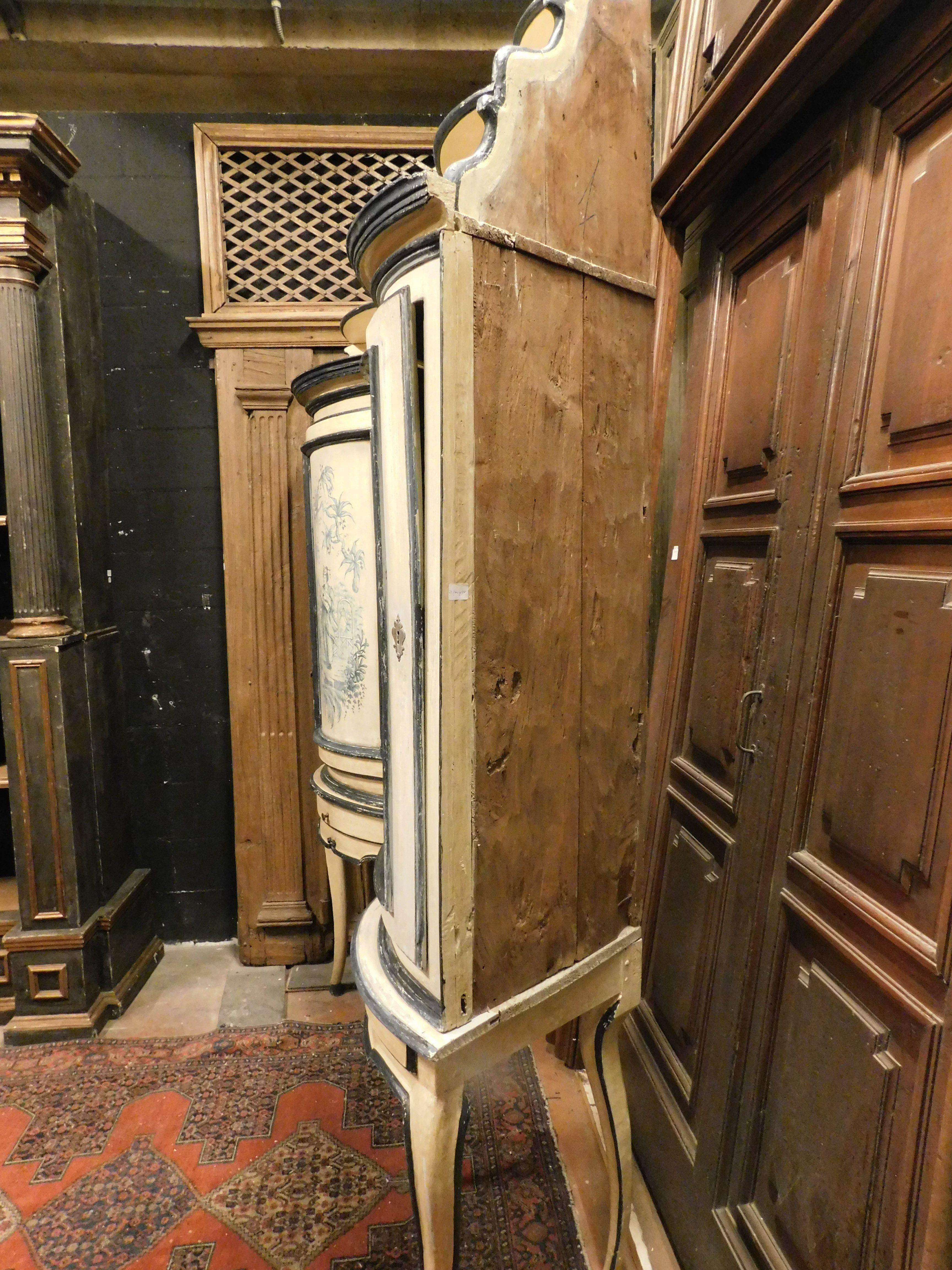 Paire d'armoires d'angle anciennes en bois laqué avec chinoiserie, 18ème siècle en vente 6