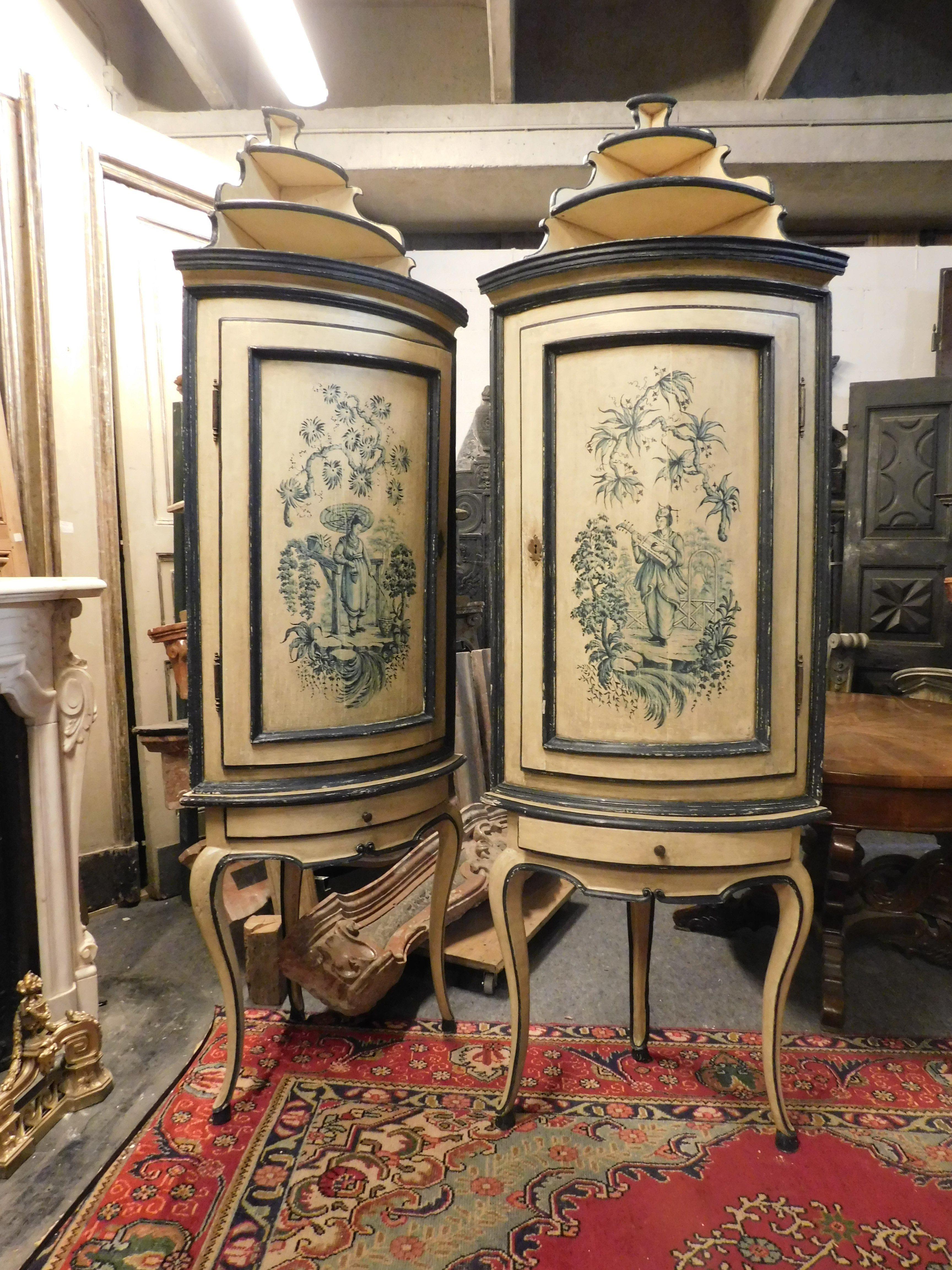 Paire d'armoires d'angle anciennes en bois laqué avec chinoiserie, 18ème siècle en vente 7