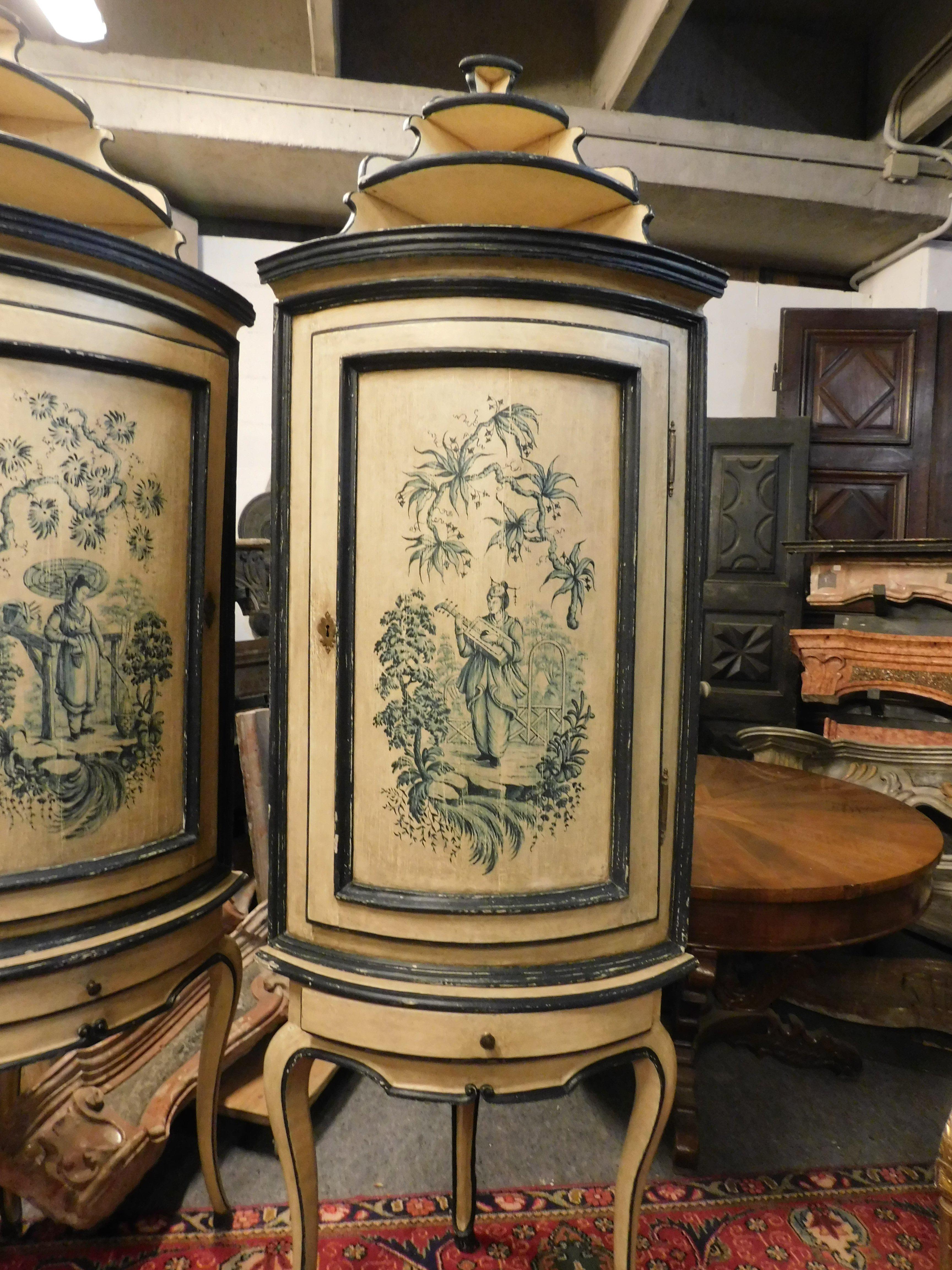 Antique Pair of Corner Cabinets in Lacquered Wood with chinoiserie, 18th Century For Sale 8
