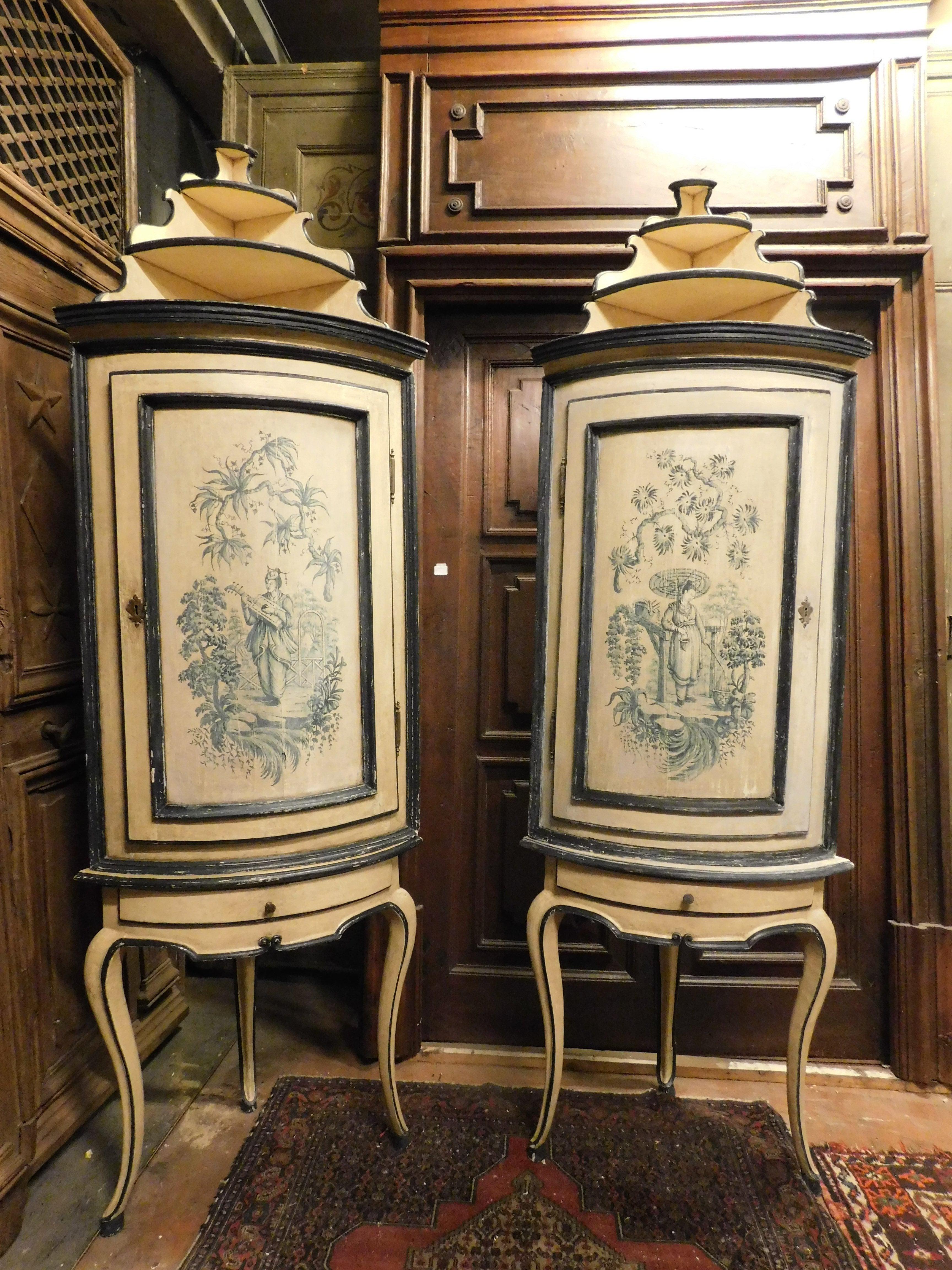 Ancient pair of corner cabinets in lacquered wood with chinoiserie, drawer and front door painted with female figures and plant elements, from the 18th Century, from Italy, each measuring cm W 80 x d 54 x H 240.
Neutral colors such as straw yellow