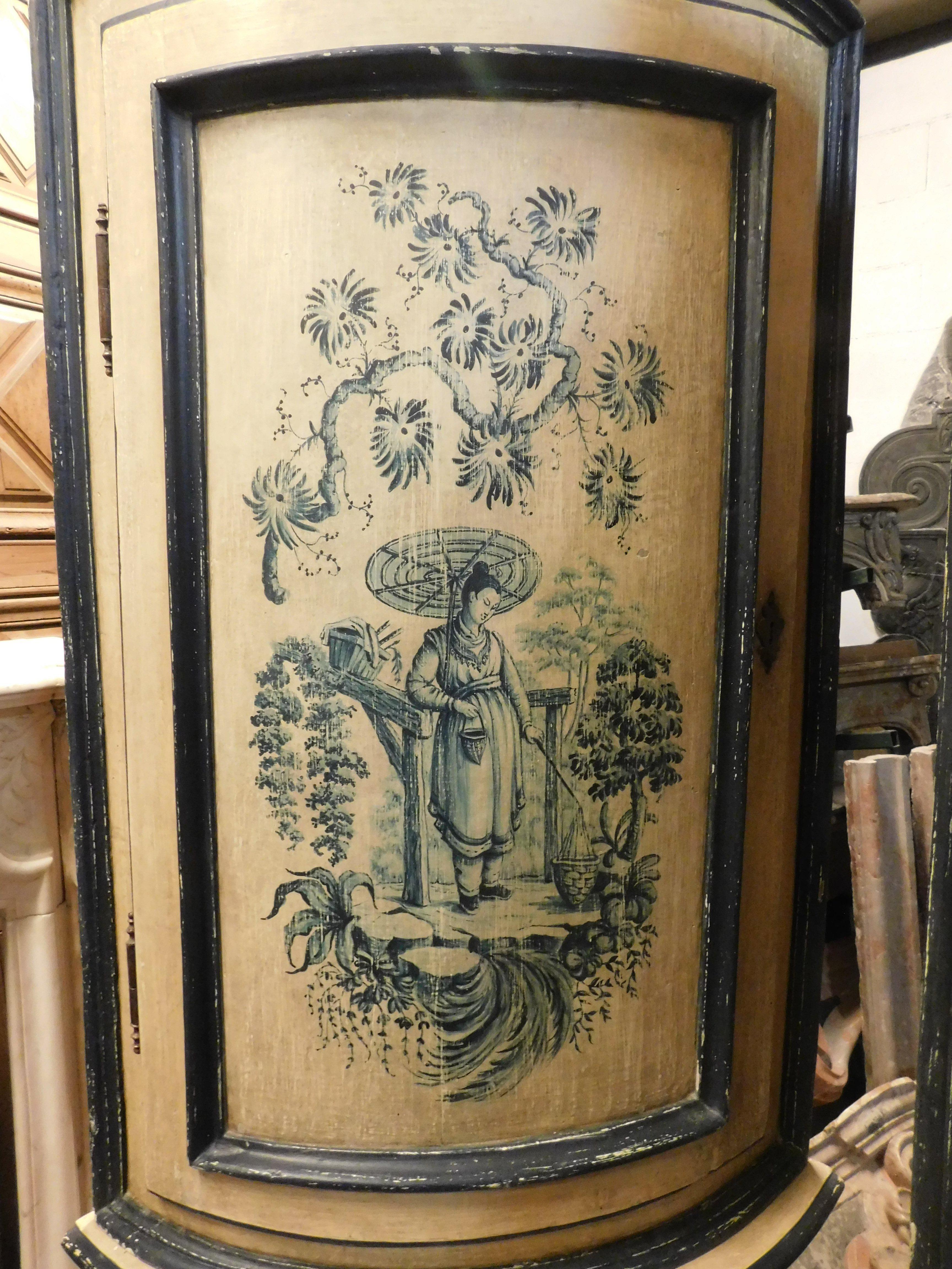 italien Paire d'armoires d'angle anciennes en bois laqué avec chinoiserie, 18ème siècle en vente