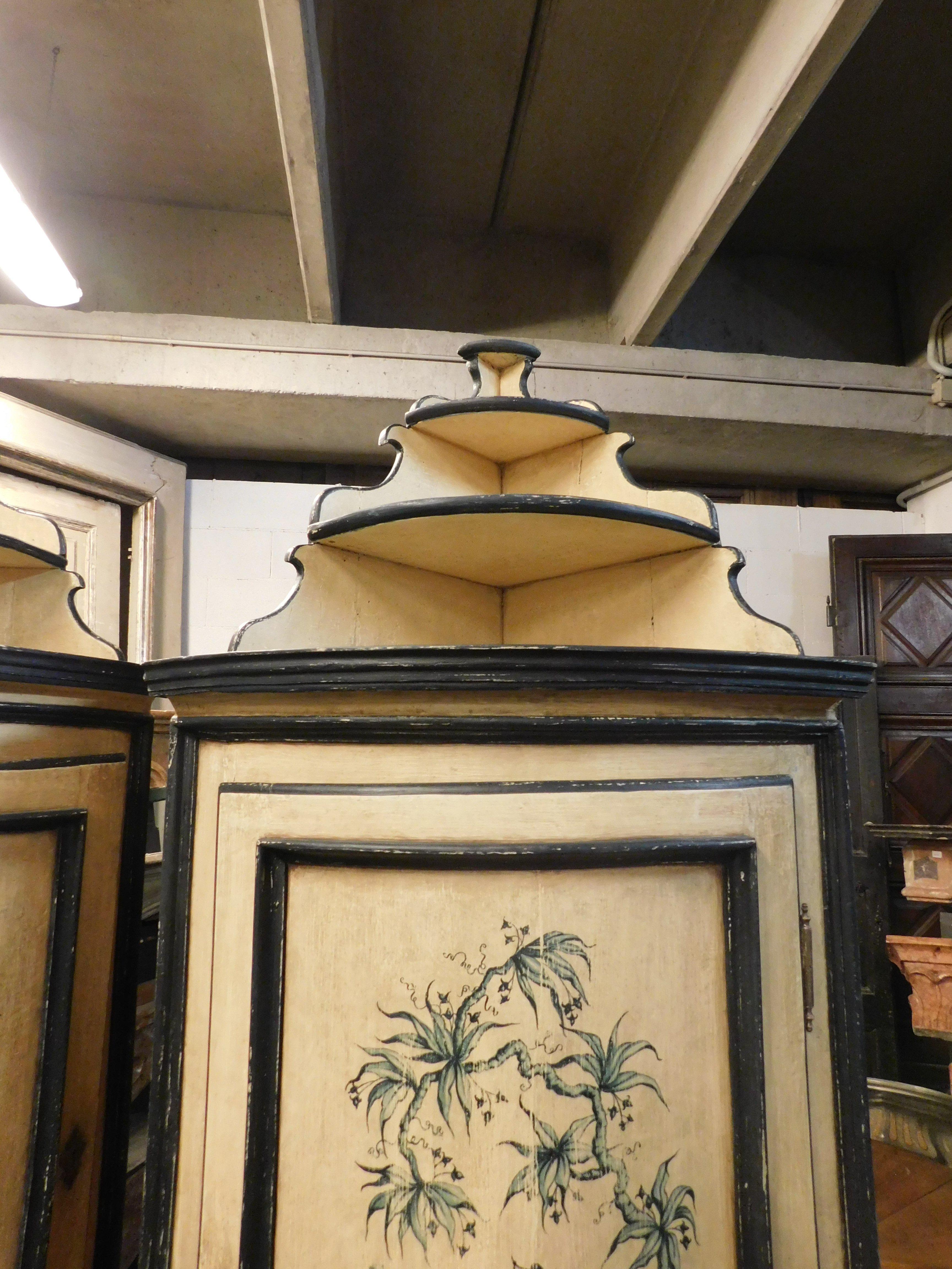 XVIIIe siècle et antérieur Paire d'armoires d'angle anciennes en bois laqué avec chinoiserie, 18ème siècle en vente