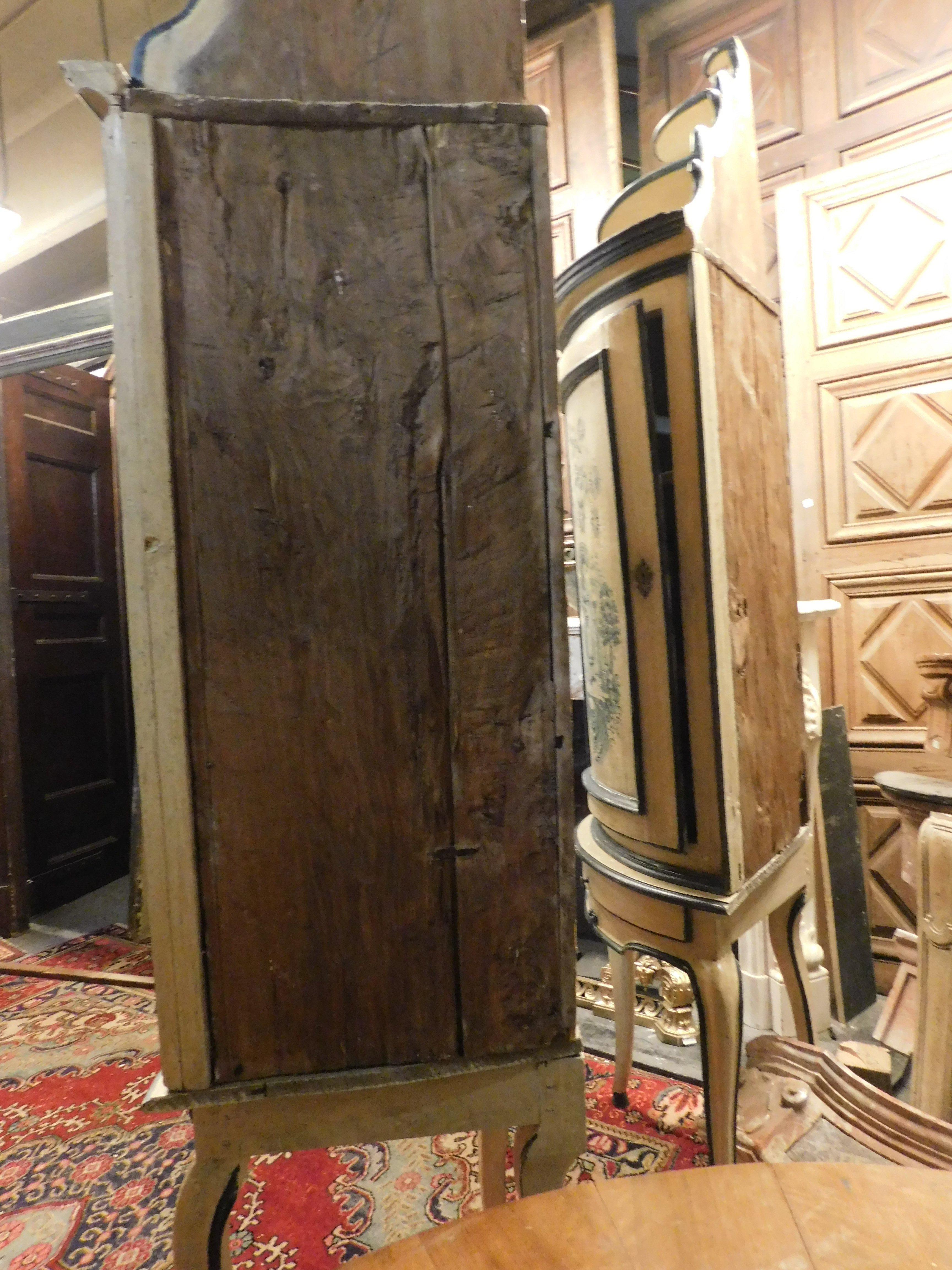 Peuplier Paire d'armoires d'angle anciennes en bois laqué avec chinoiserie, 18ème siècle en vente