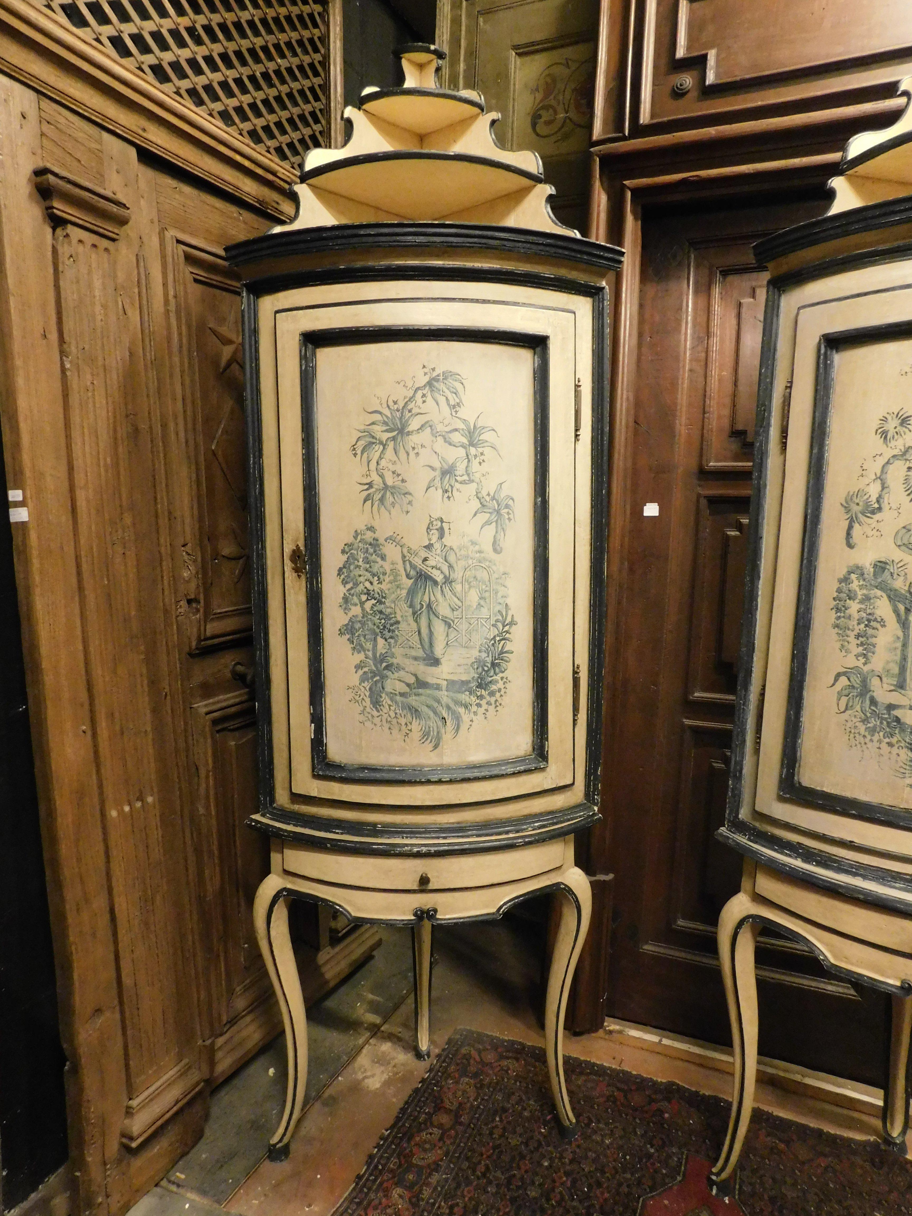 Antique Pair of Corner Cabinets in Lacquered Wood with chinoiserie, 18th Century For Sale 2
