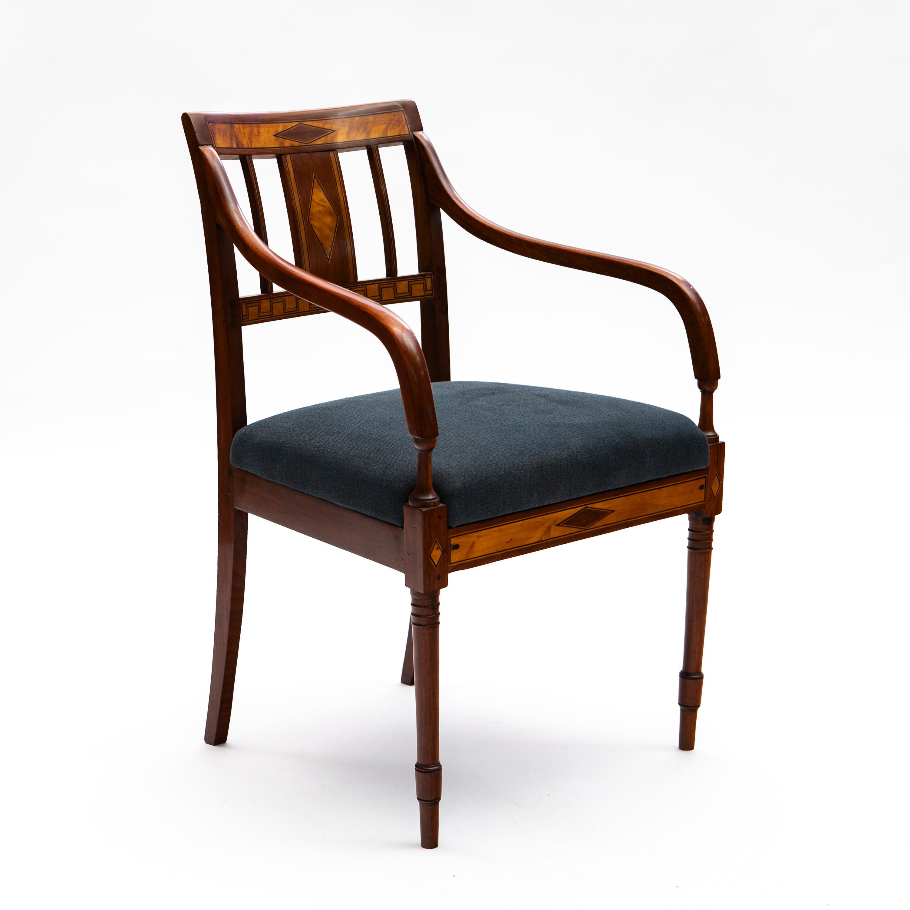Paar dänische Empire-Mahagoni-Stühle aus Mahagoni mit Intarsien im Angebot 1