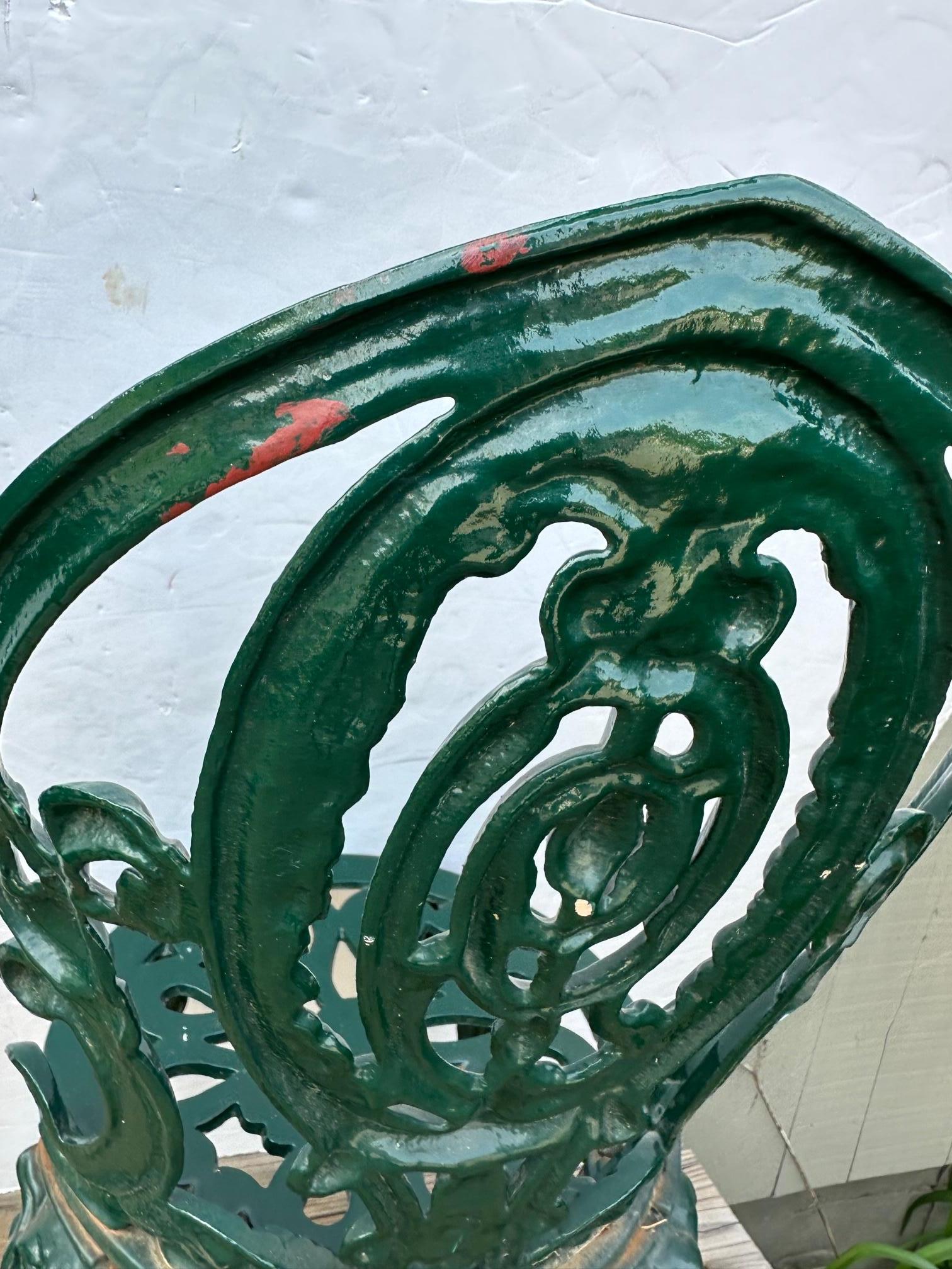 Pareja antigua de sillas de jardín de hierro fundido pintadas de verde oscuro Fines del siglo XIX