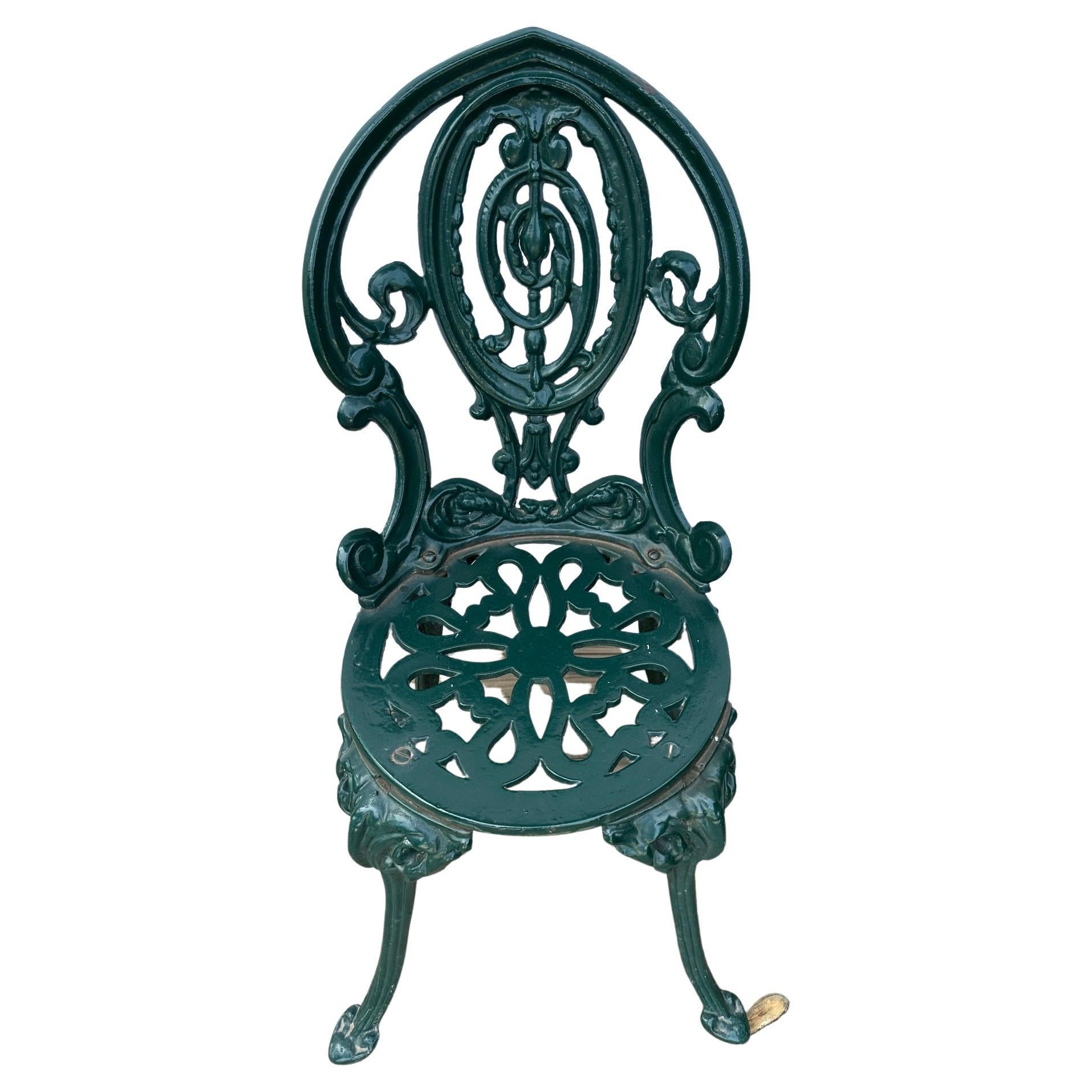 Preciosa pareja antigua de sillas de jardín de hierro fundido pintadas de verde bosque oscuro, con parte de la pintura naranja original visible en algunos lugares. Estilo victoriano clásico con curvas y patas separadas.
Los asientos miden 15 h x