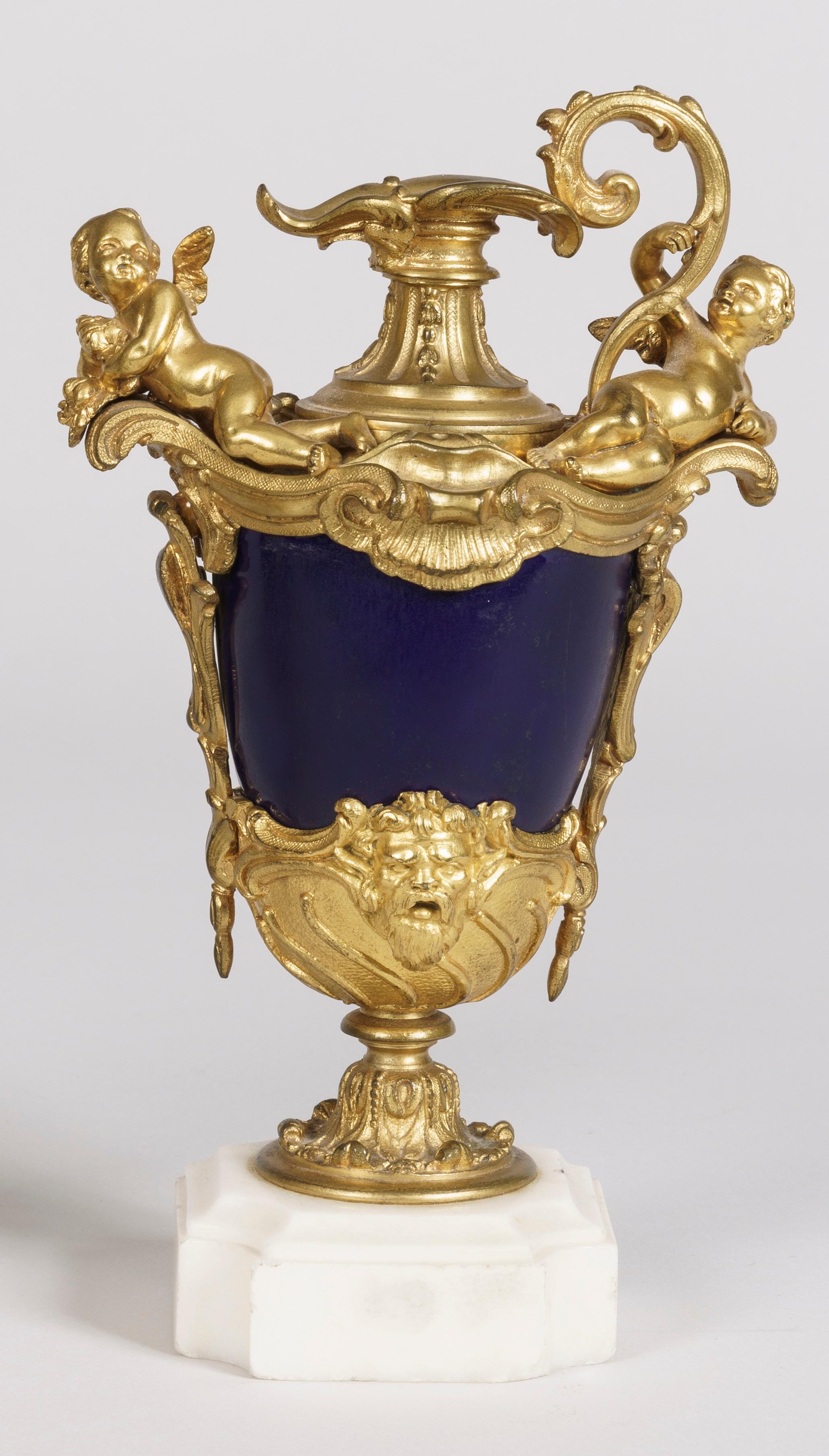 Français Paire de vases décoratifs anciens en porcelaine bleu royal et dorée en vente
