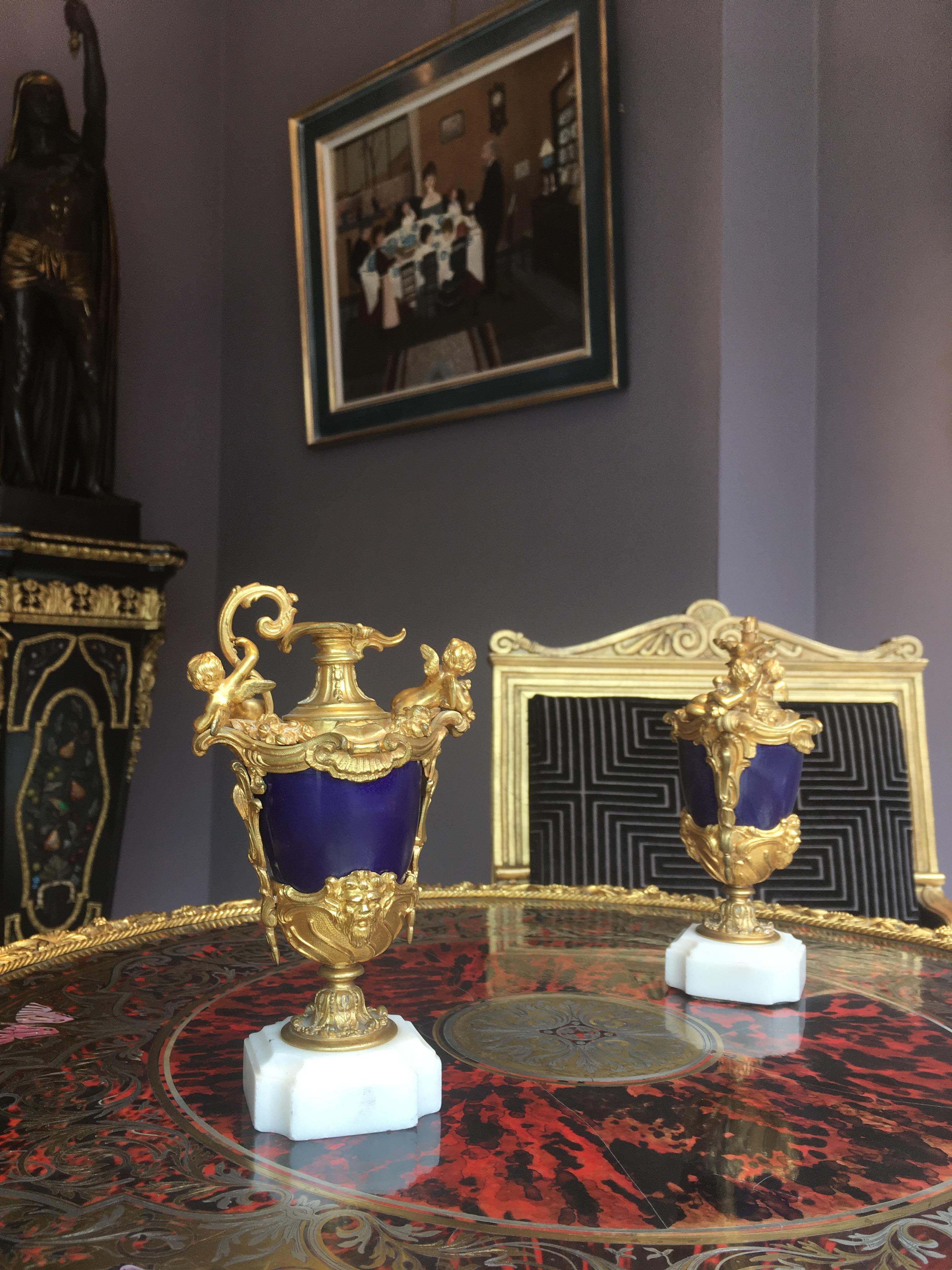 Doré Paire de vases décoratifs anciens en porcelaine bleu royal et dorée en vente