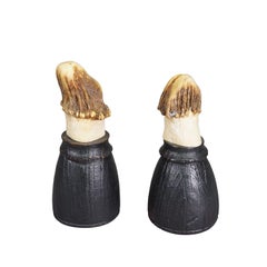 Antica coppia di corna di cervo su supporti in legno nero tornito, 1920 ca.