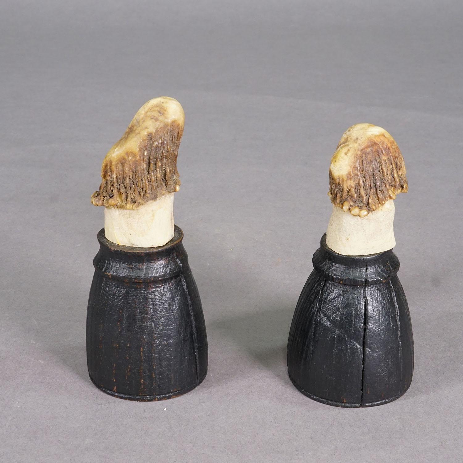 Forêt-Noire Ancienne paire de bois de cerf sur des supports en bois noir tourné, vers 1920 en vente
