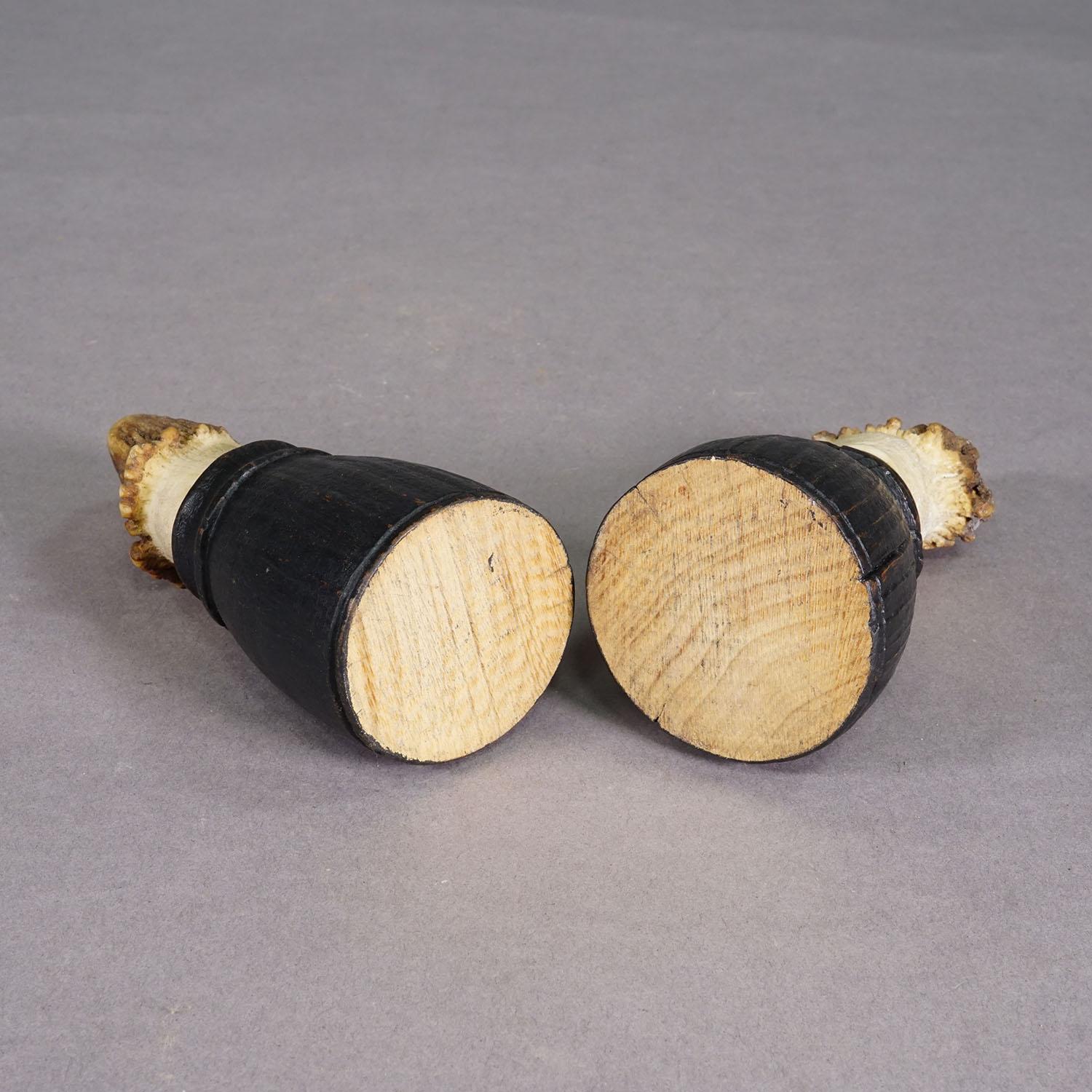 Début du 20ème siècle Ancienne paire de bois de cerf sur des supports en bois noir tourné, vers 1920 en vente