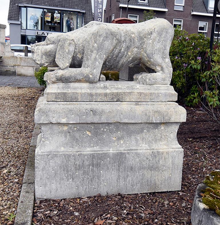 Paire de statues anciennes de chiens de France du 19ème siècle État moyen - En vente à Udenhout, NL