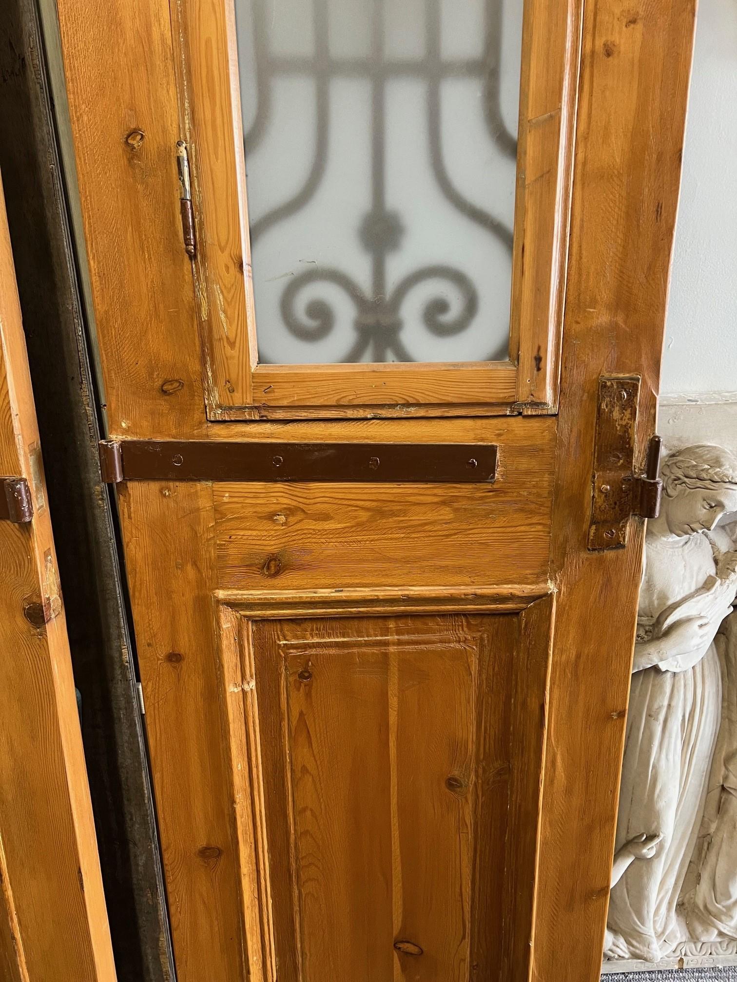 Paire de portes anciennes avec panneaux de fer décoratifs    en vente 8