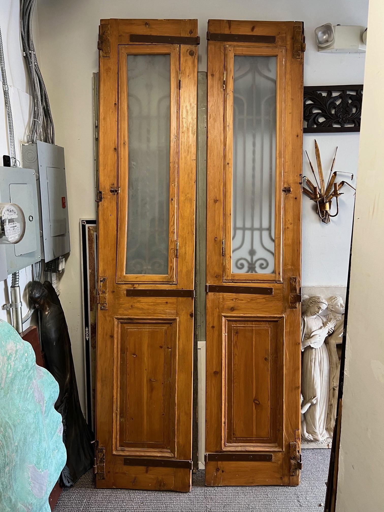 Paire de portes anciennes avec panneaux de fer décoratifs    en vente 9