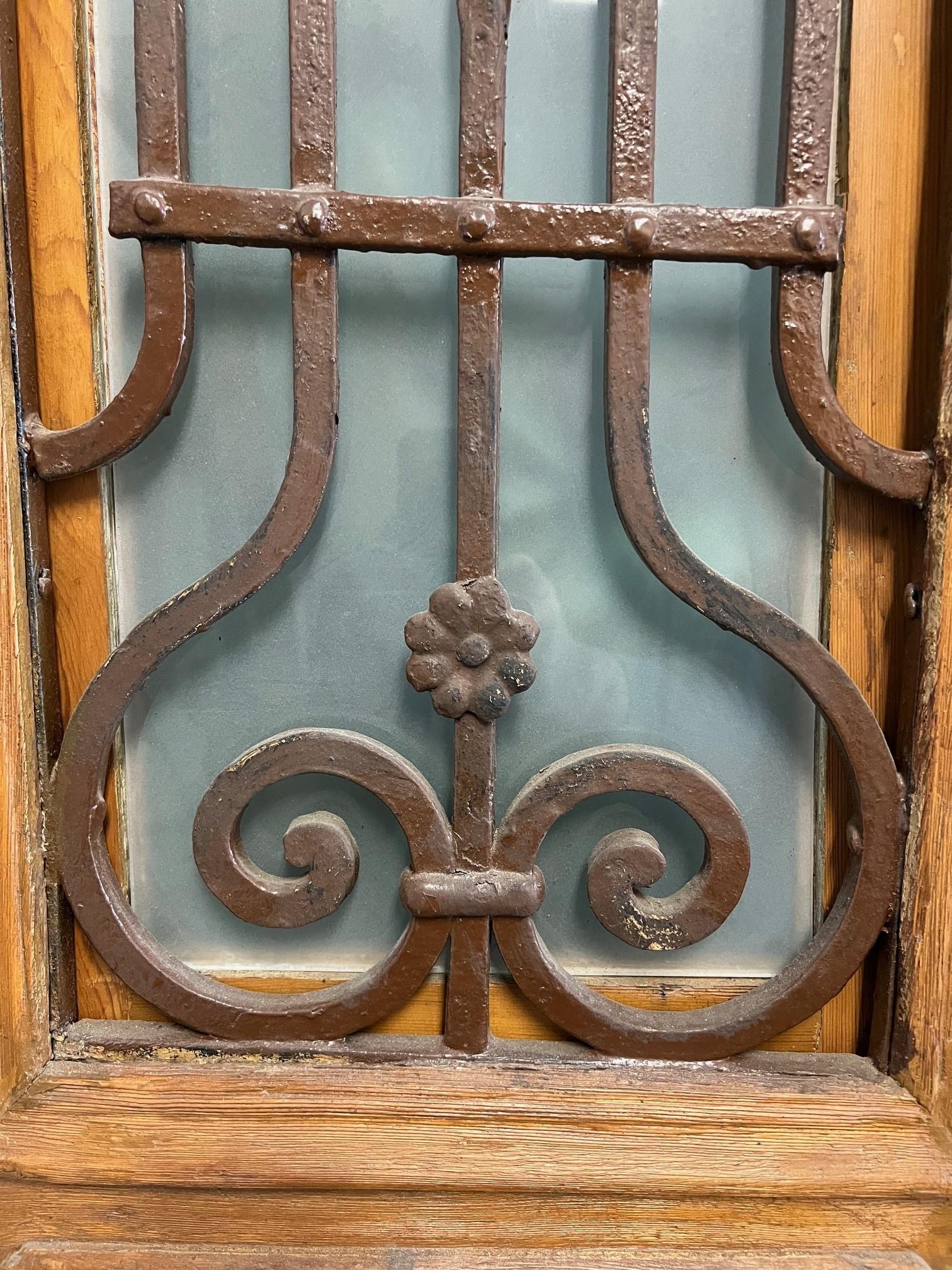 Fer Paire de portes anciennes avec panneaux de fer décoratifs    en vente