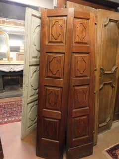 Antiguo par de puertas de madera de dos hojas, talladas por delante y por detrás, 1700, Italia