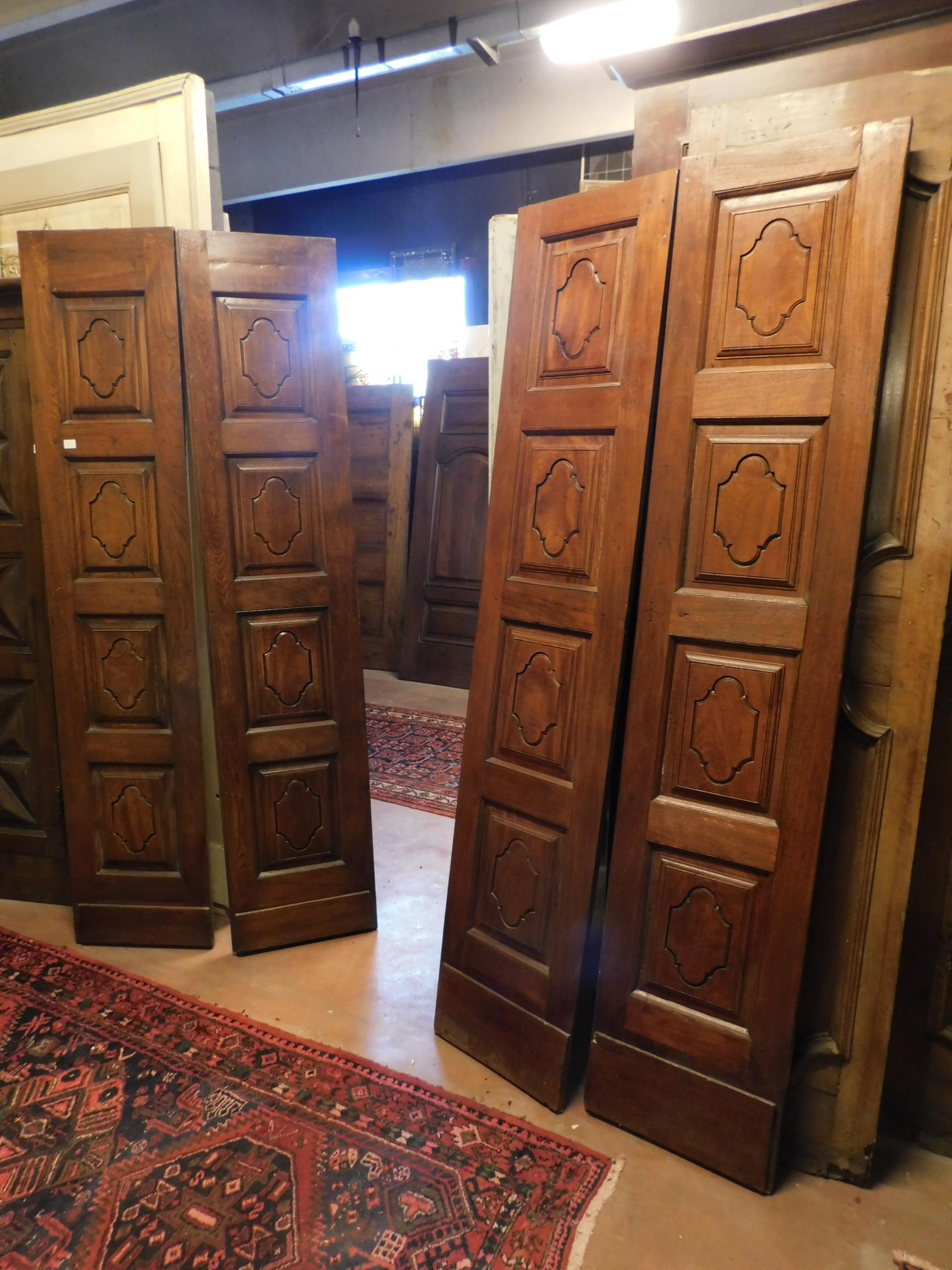Sculpté à la main Paire de portes anciennes en bois à double battant:: sculptées devant et derrière:: 1700:: Italie