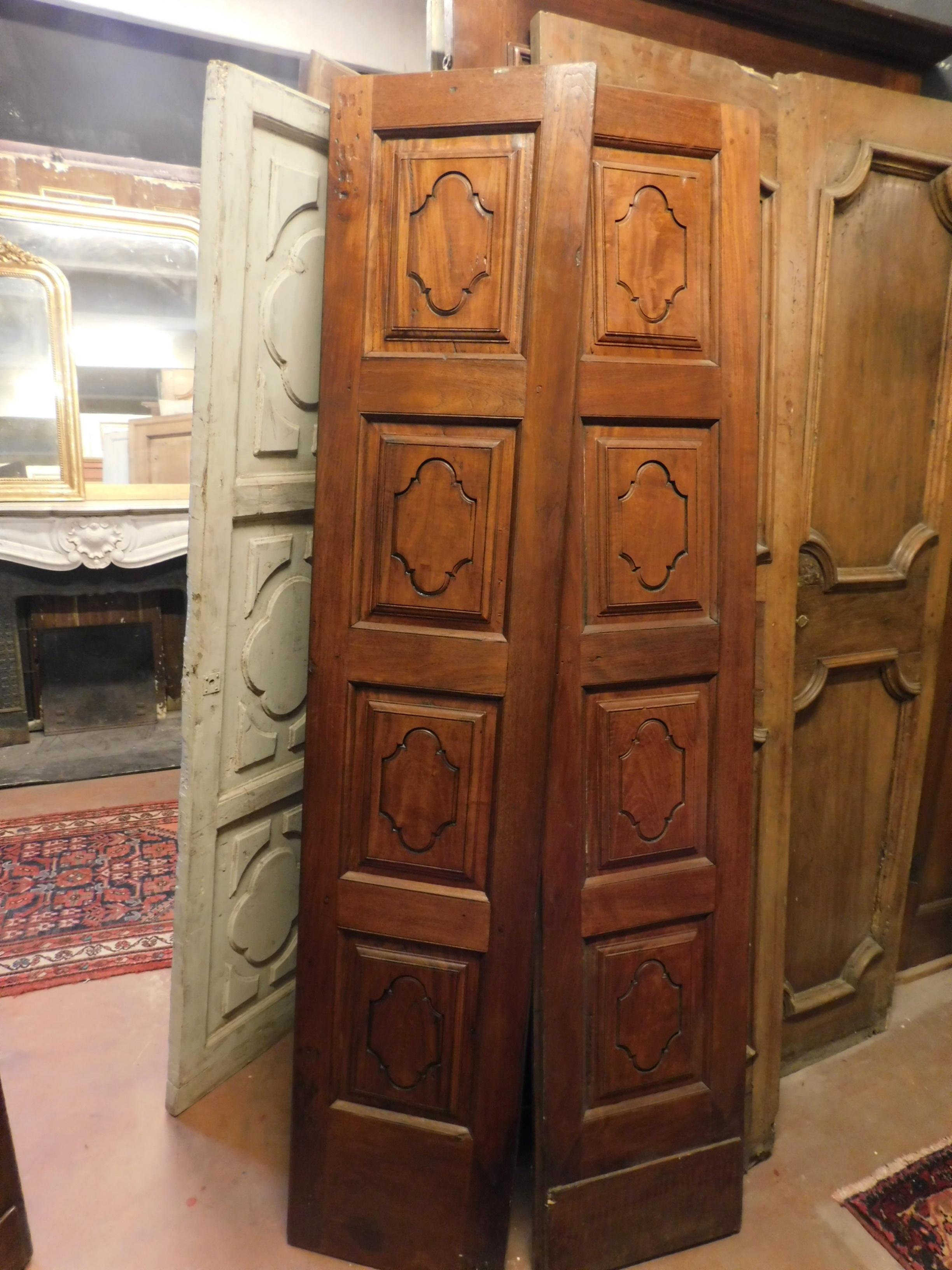 Paire de portes anciennes en bois à double battant:: sculptées devant et derrière:: 1700:: Italie Bon état à Cuneo, Italy (CN)