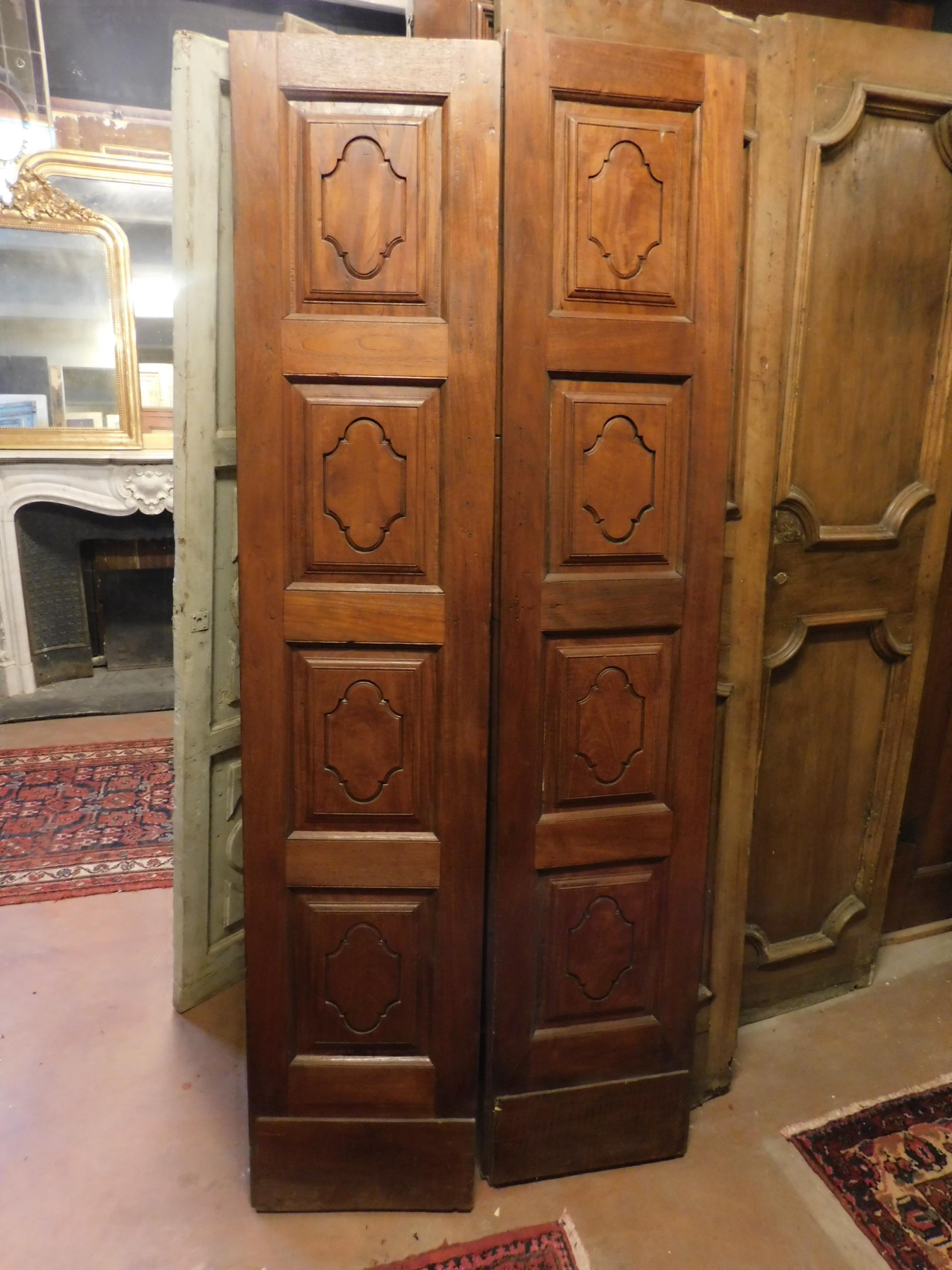 XVIIIe siècle Paire de portes anciennes en bois à double battant:: sculptées devant et derrière:: 1700:: Italie